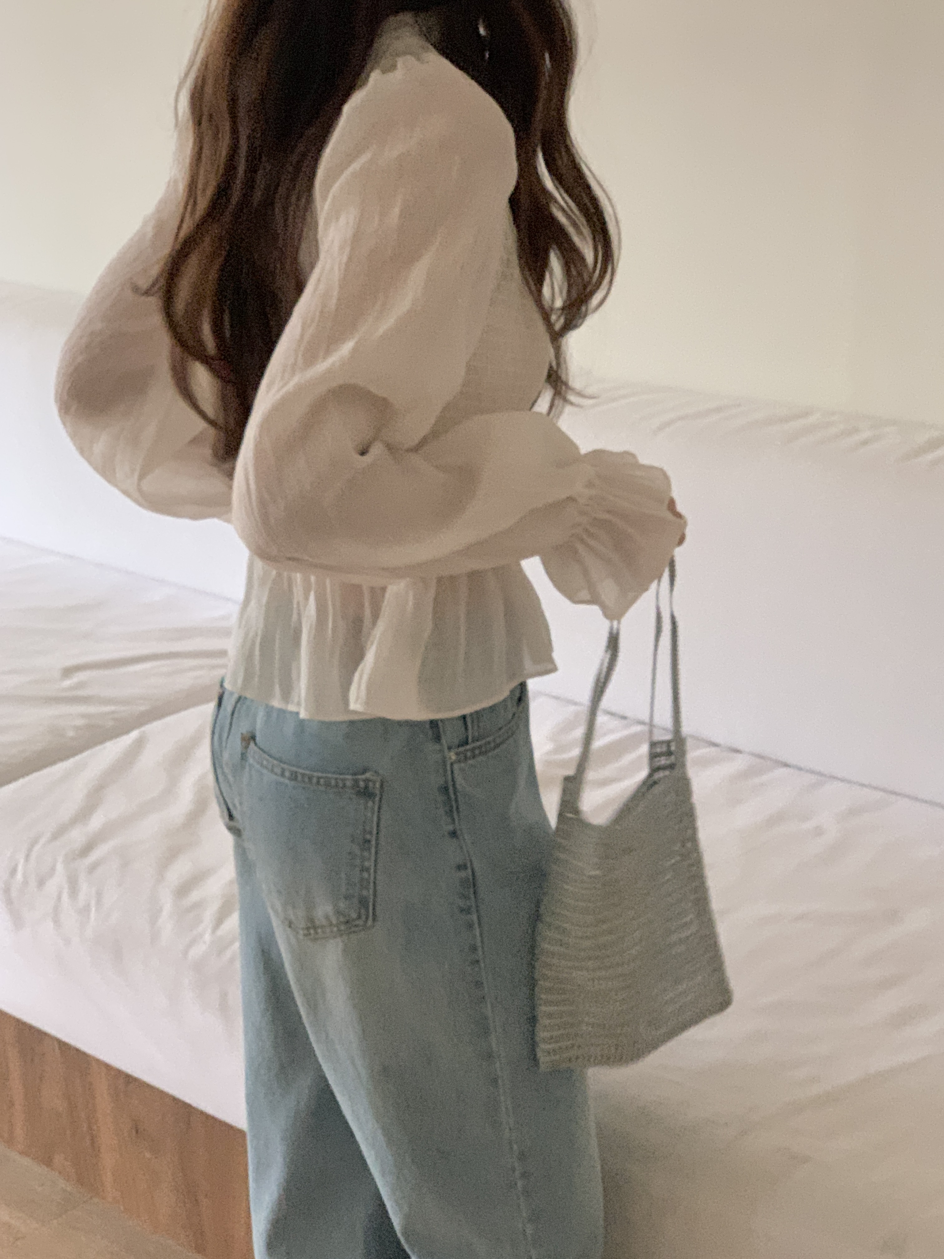 メロウシャーリングパフスリーブベルスリーブ長袖セミクロップドフリル ネックブラウス | 詳細画像20