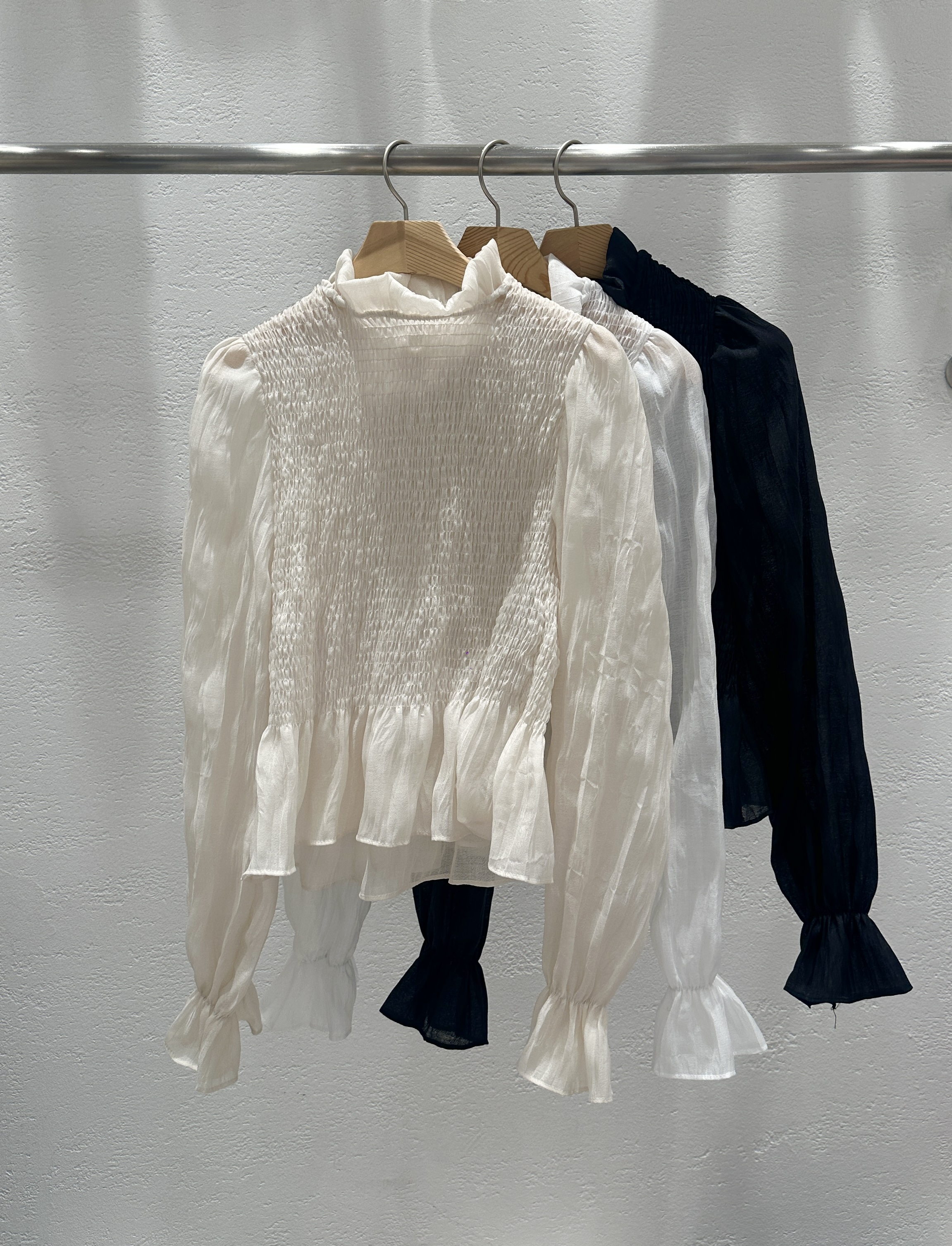 メロウシャーリングパフスリーブベルスリーブ長袖セミクロップドフリル ネックブラウス | 詳細画像22