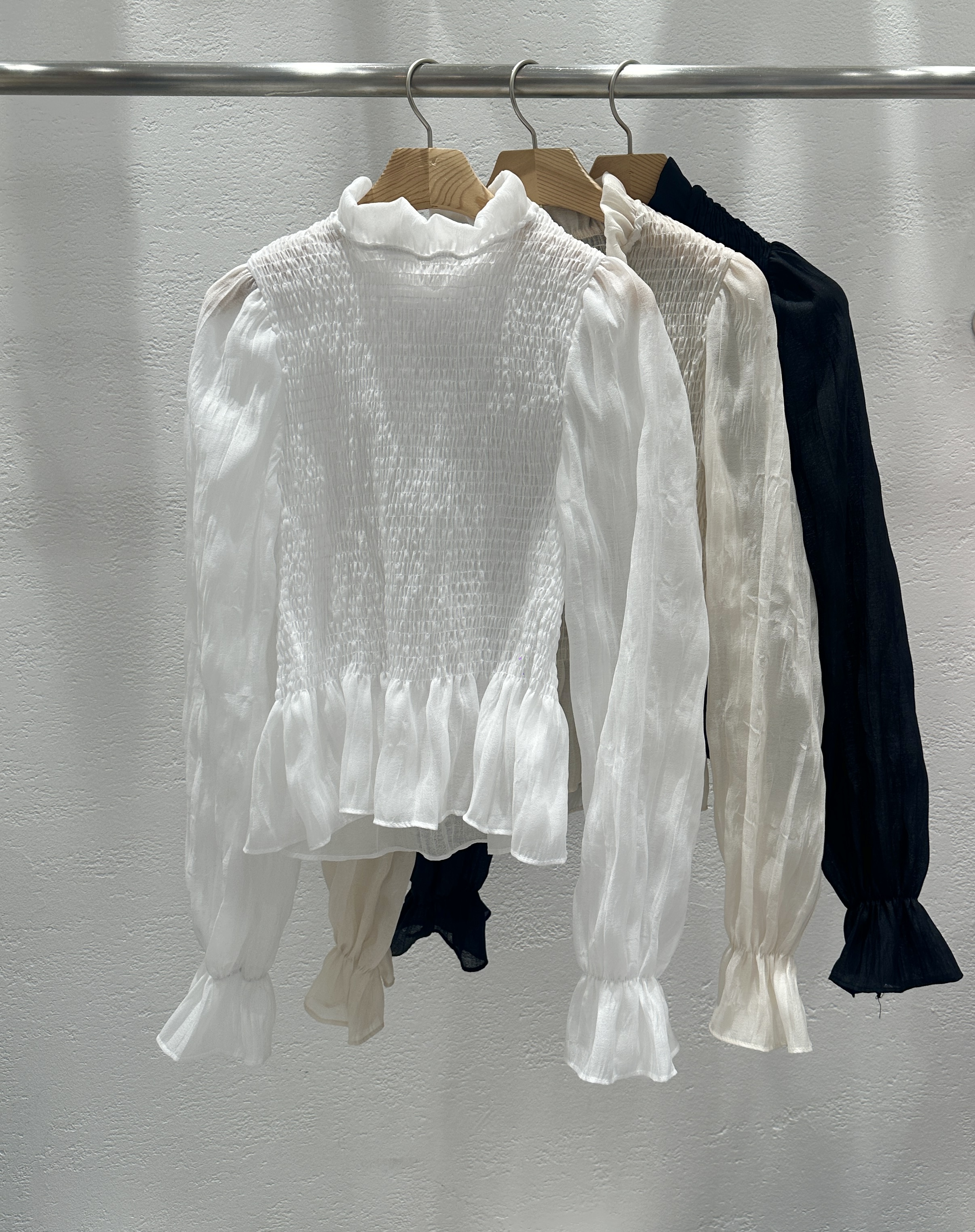 メロウシャーリングパフスリーブベルスリーブ長袖セミクロップドフリル ネックブラウス | 詳細画像23