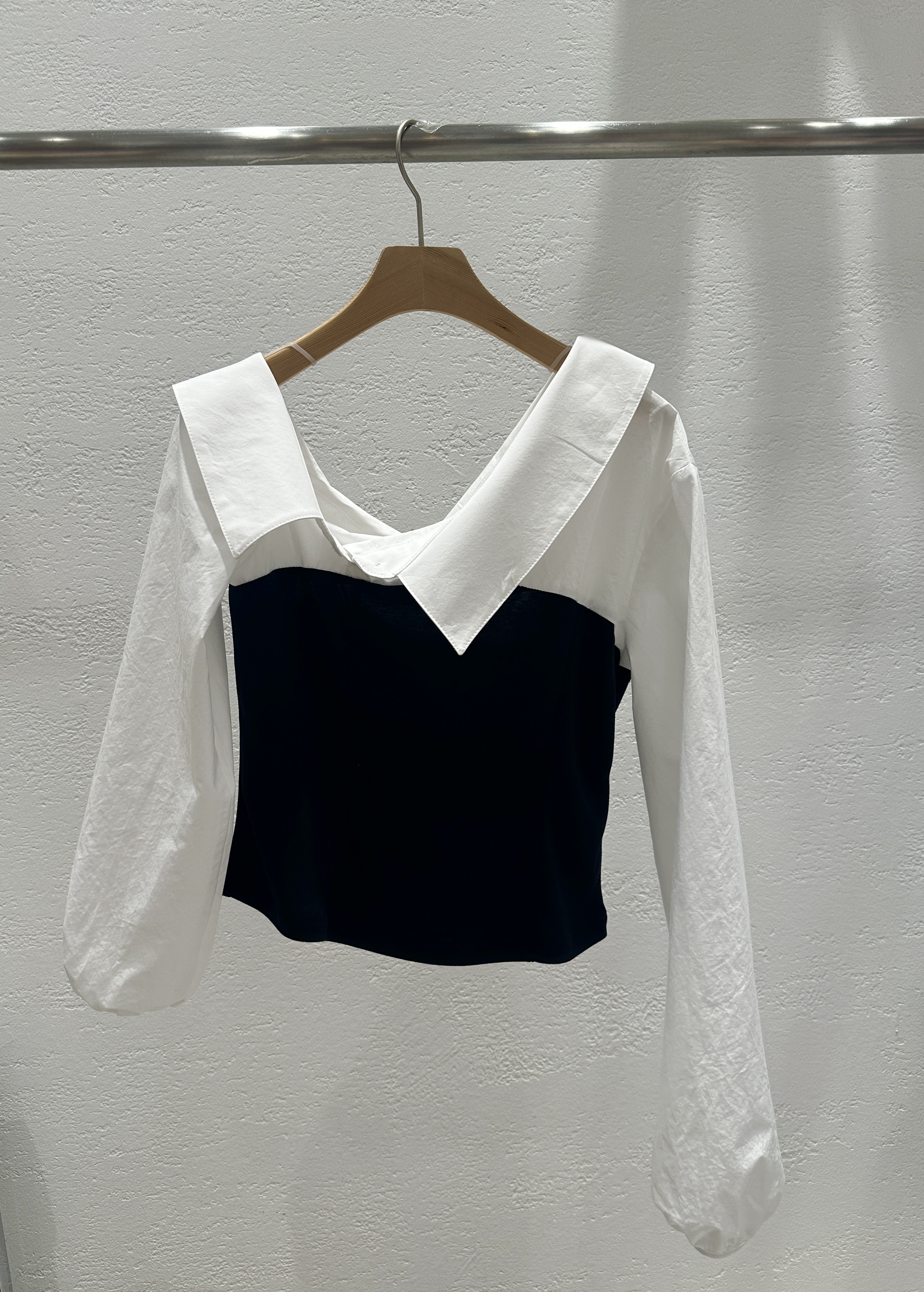 ワンショルダーパフスリーブクロップドレイヤード風アンバランス長袖配色ブラウス | 詳細画像20