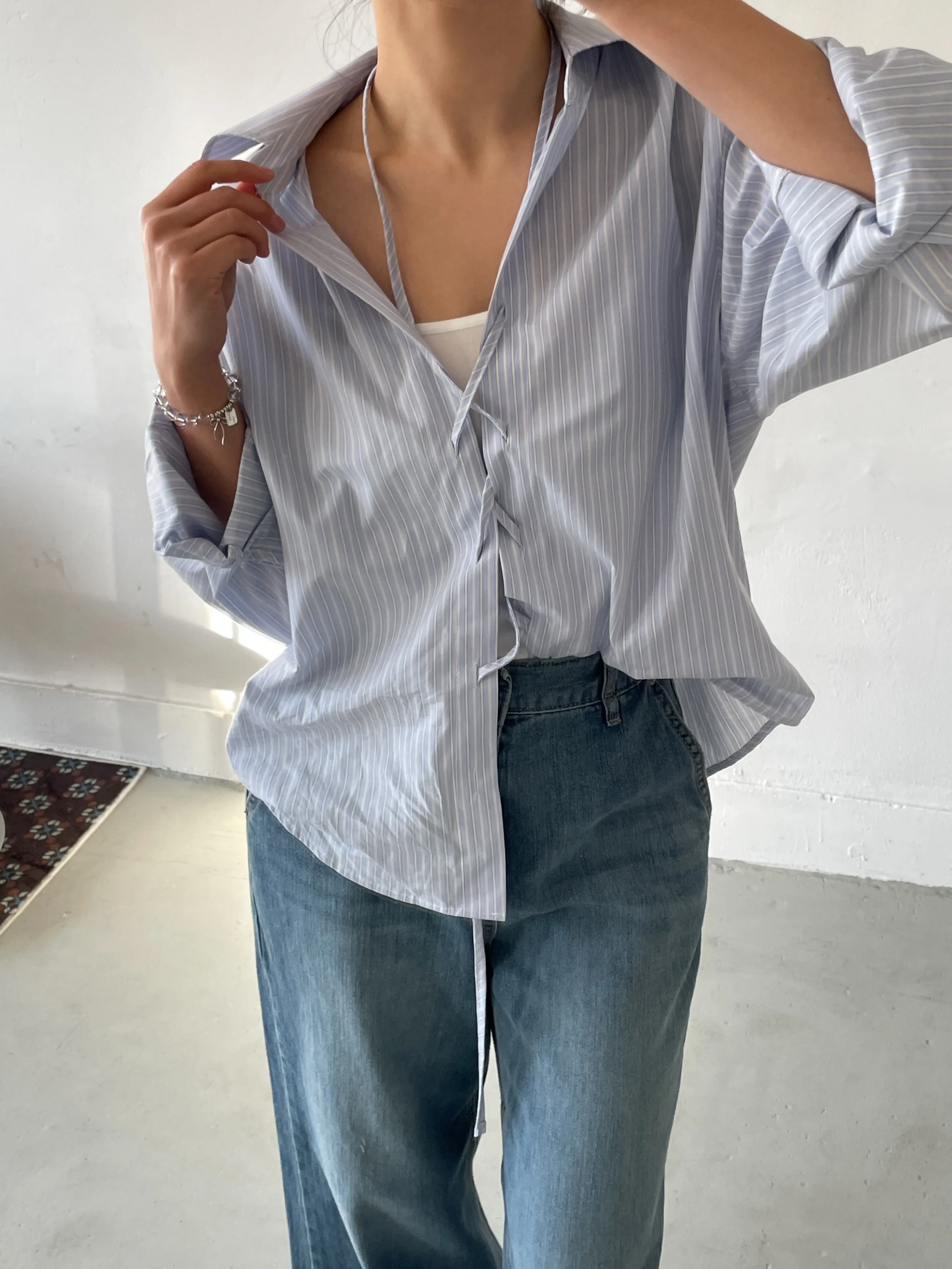 コットンストラップカラーオーバーサイズルーズコサージュストライプシャツ | 詳細画像1