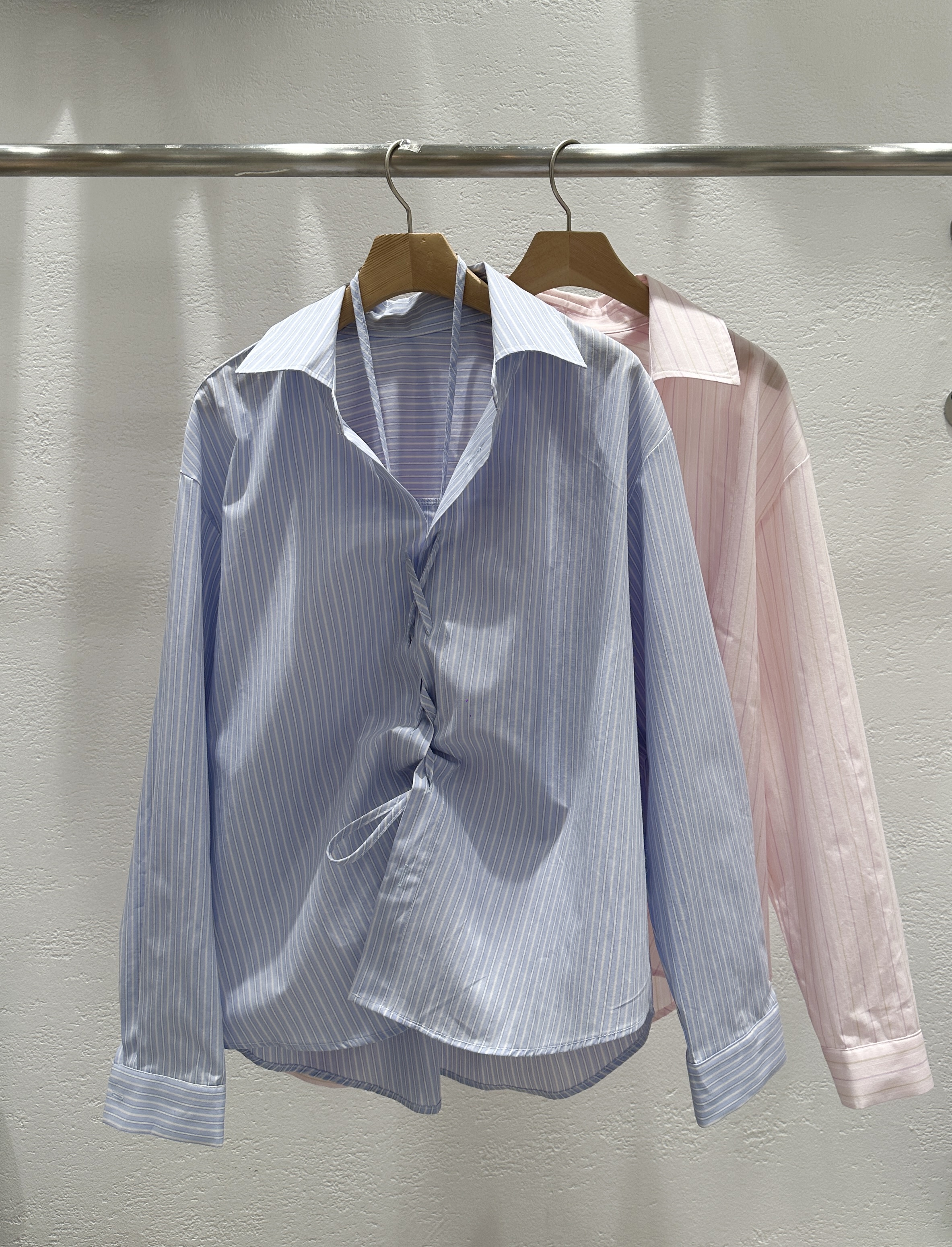 コットンストラップカラーオーバーサイズルーズコサージュストライプシャツ | 詳細画像17