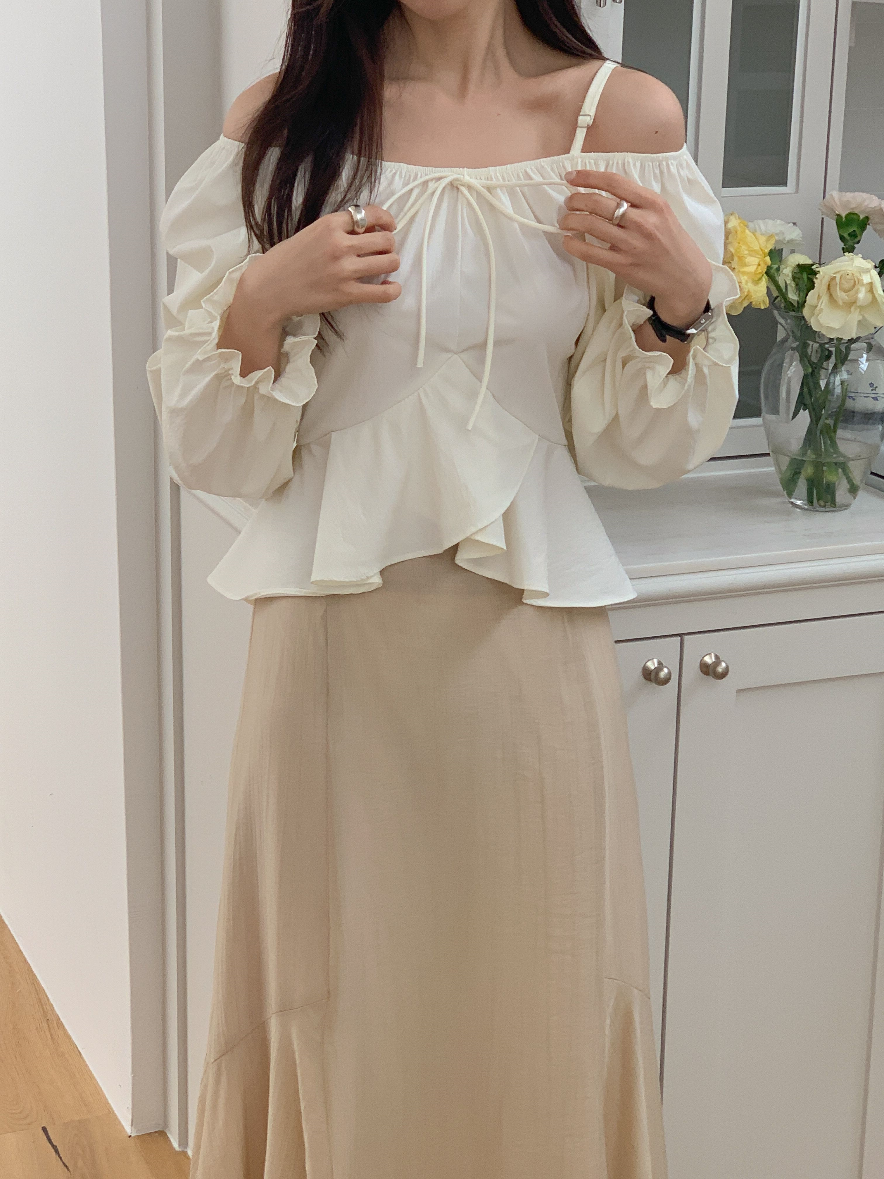 オフショルダーシャーリングドローストリングフリルパフスリーブ長袖フレアセミクロップド無地ブラウス | 詳細画像3