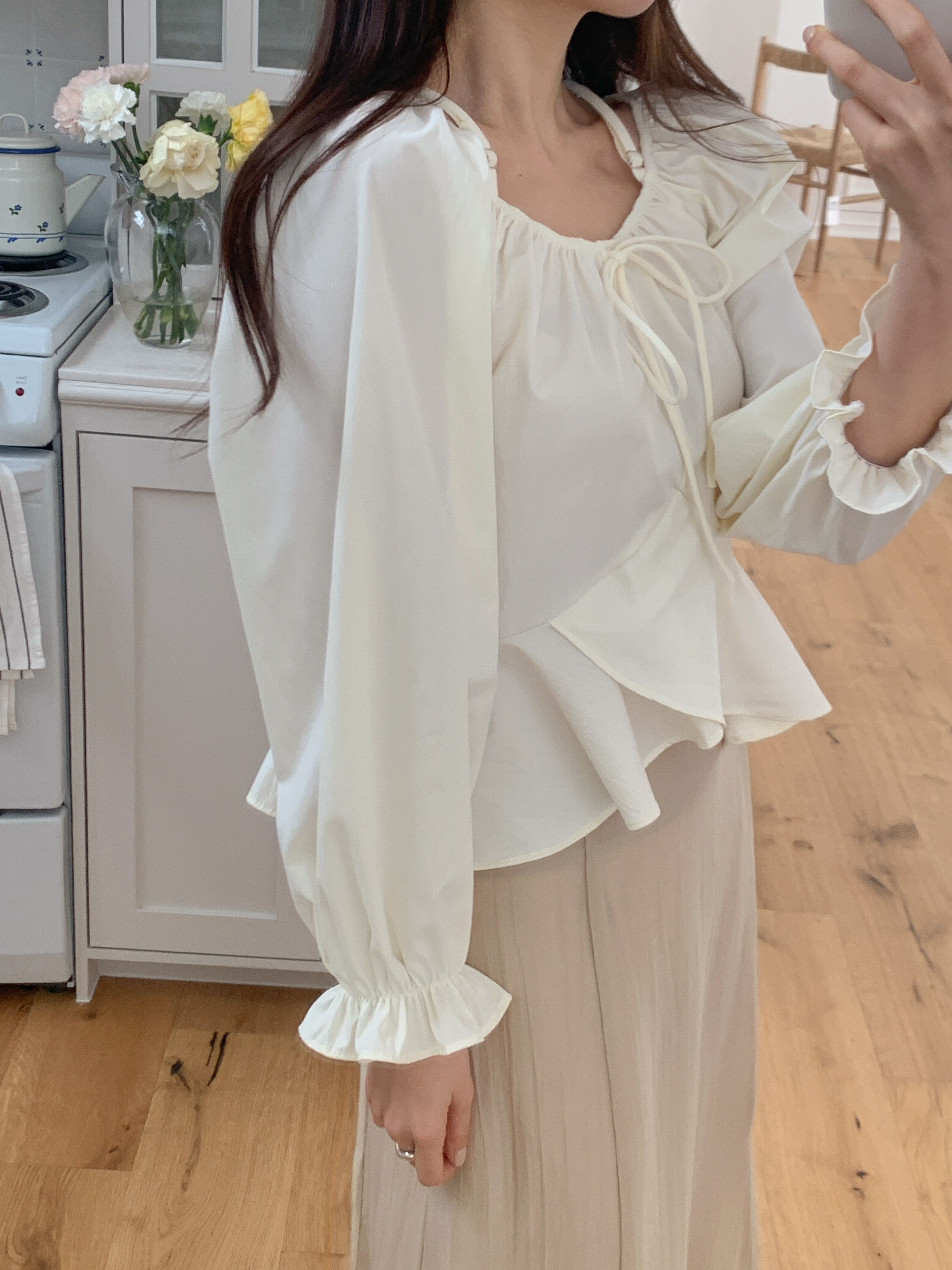 オフショルダーシャーリングドローストリングフリルパフスリーブ長袖フレアセミクロップド無地ブラウス | 詳細画像9