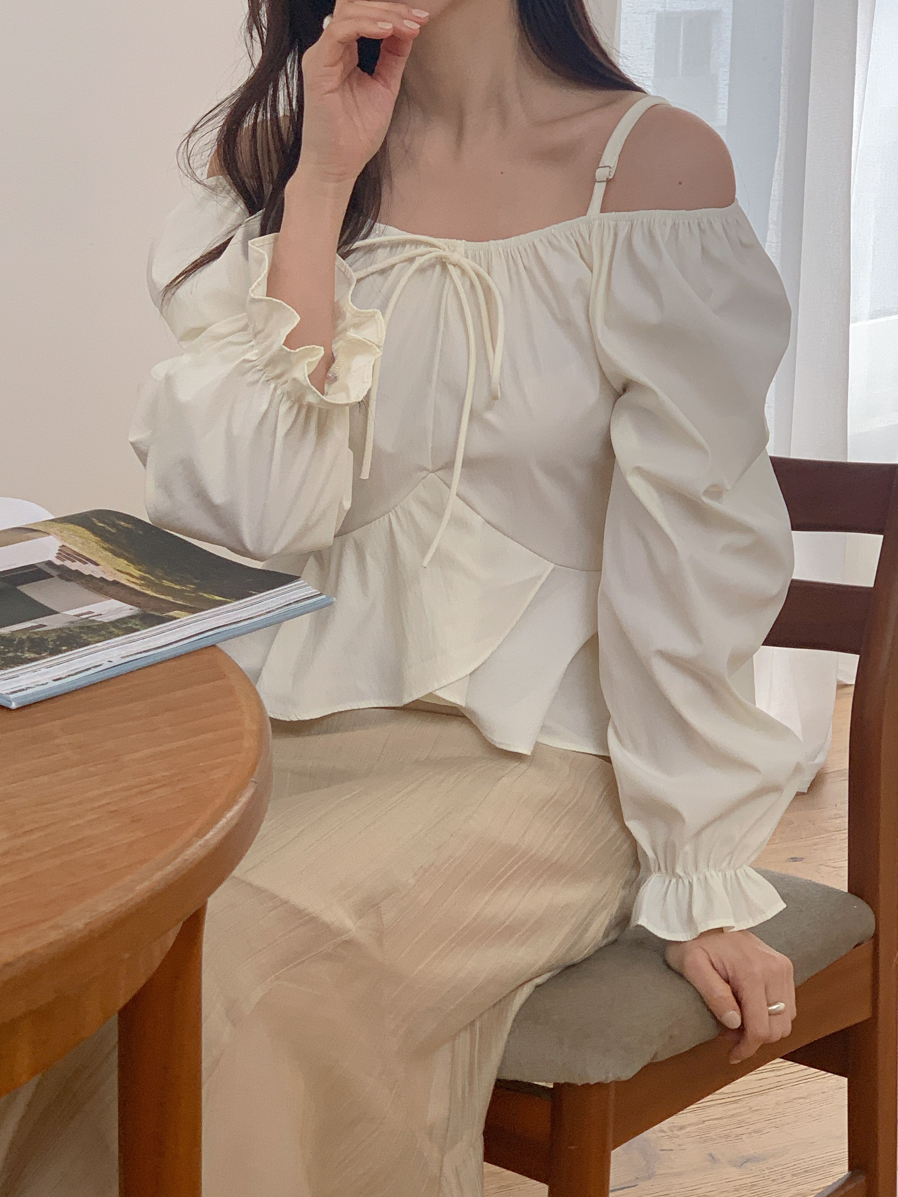 オフショルダーシャーリングドローストリングフリルパフスリーブ長袖フレアセミクロップド無地ブラウス | 詳細画像11