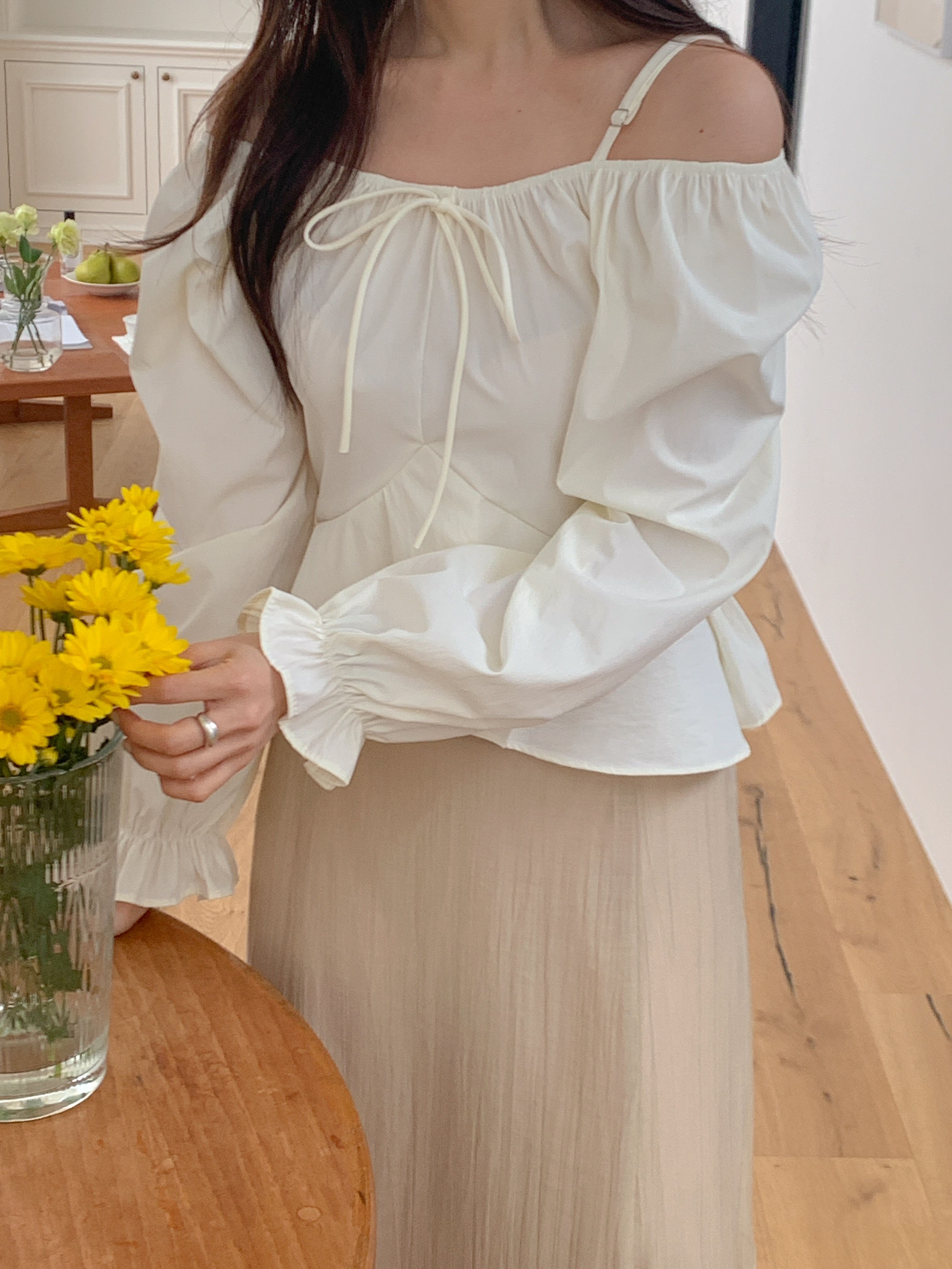 オフショルダーシャーリングドローストリングフリルパフスリーブ長袖フレアセミクロップド無地ブラウス | 詳細画像13