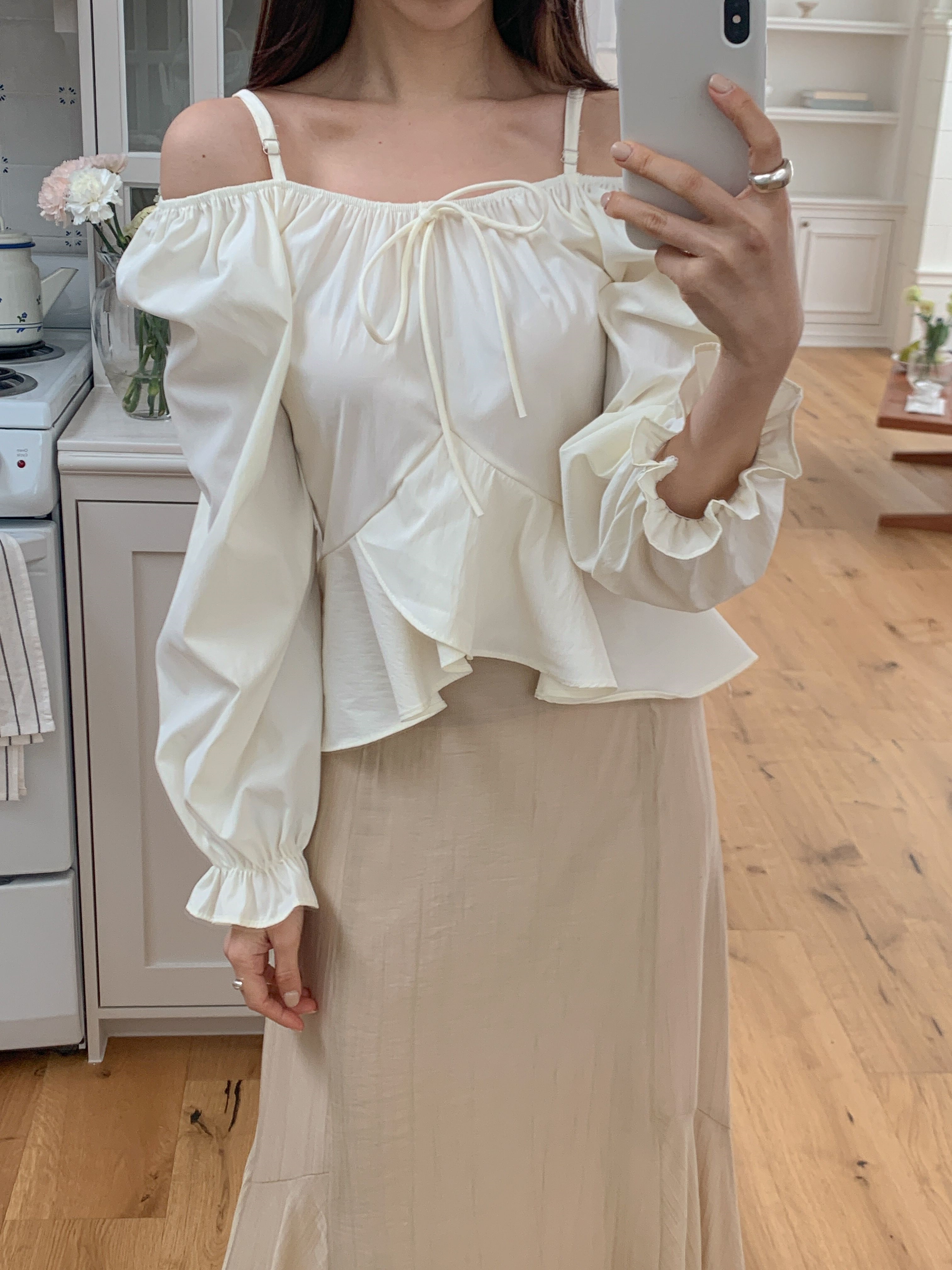 オフショルダーシャーリングドローストリングフリルパフスリーブ長袖フレアセミクロップド無地ブラウス | 詳細画像18