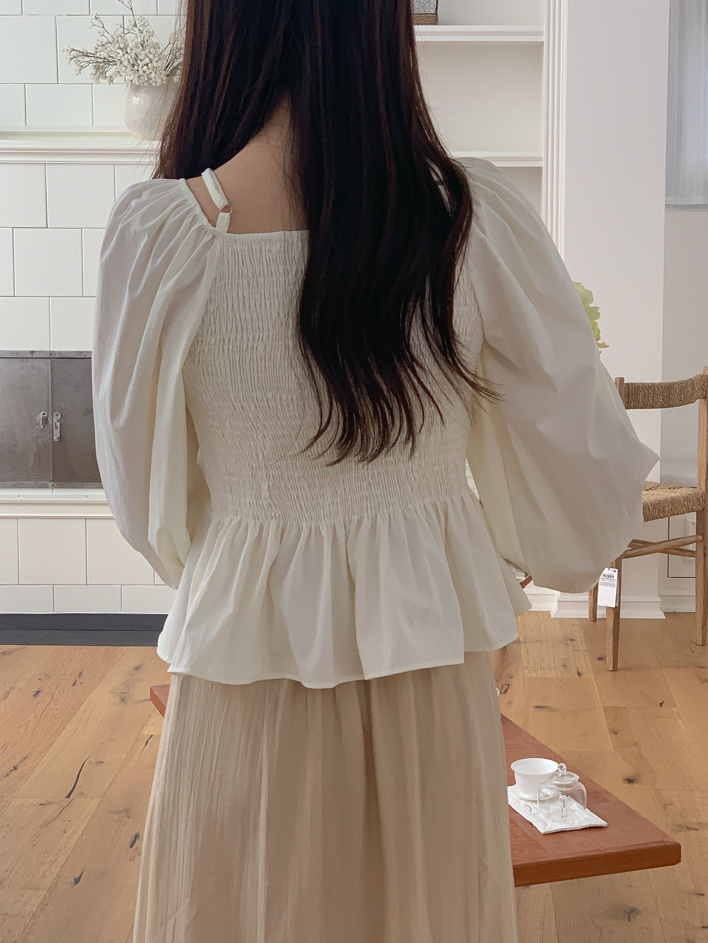 オフショルダーシャーリングドローストリングフリルパフスリーブ長袖フレアセミクロップド無地ブラウス | 詳細画像19