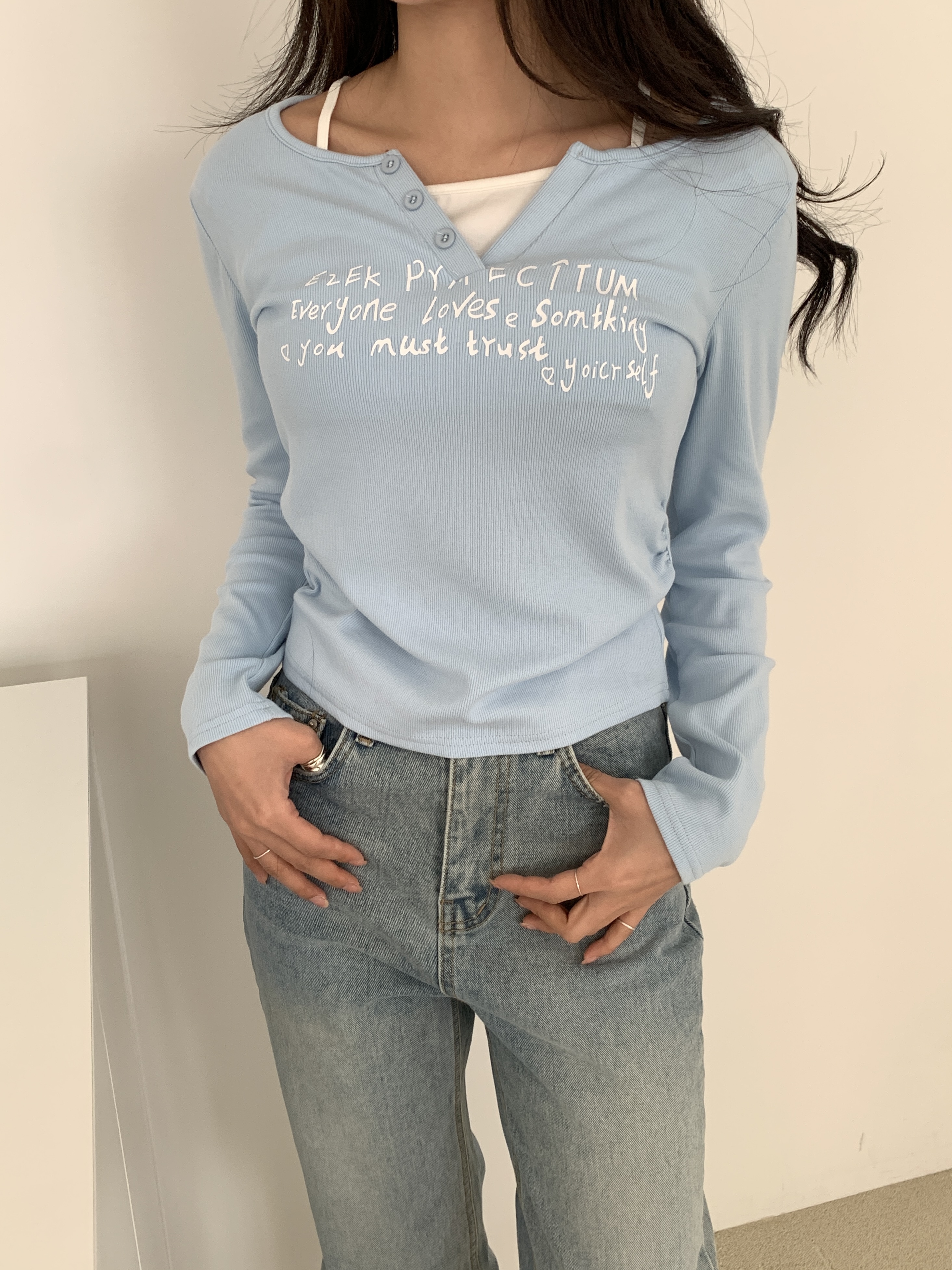 シャーリング長袖フェイクボタンセミクロップドレタリングTシャツ | 詳細画像2