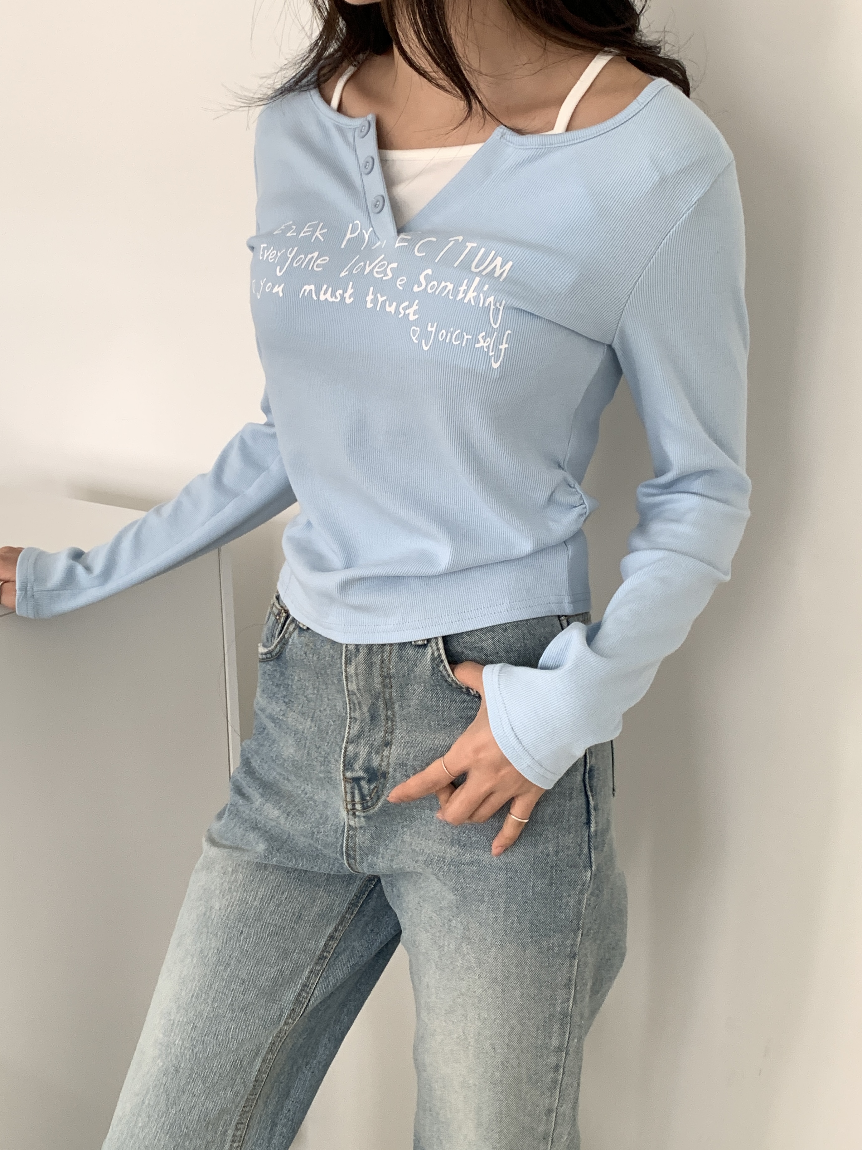 シャーリング長袖フェイクボタンセミクロップドレタリングTシャツ | 詳細画像3