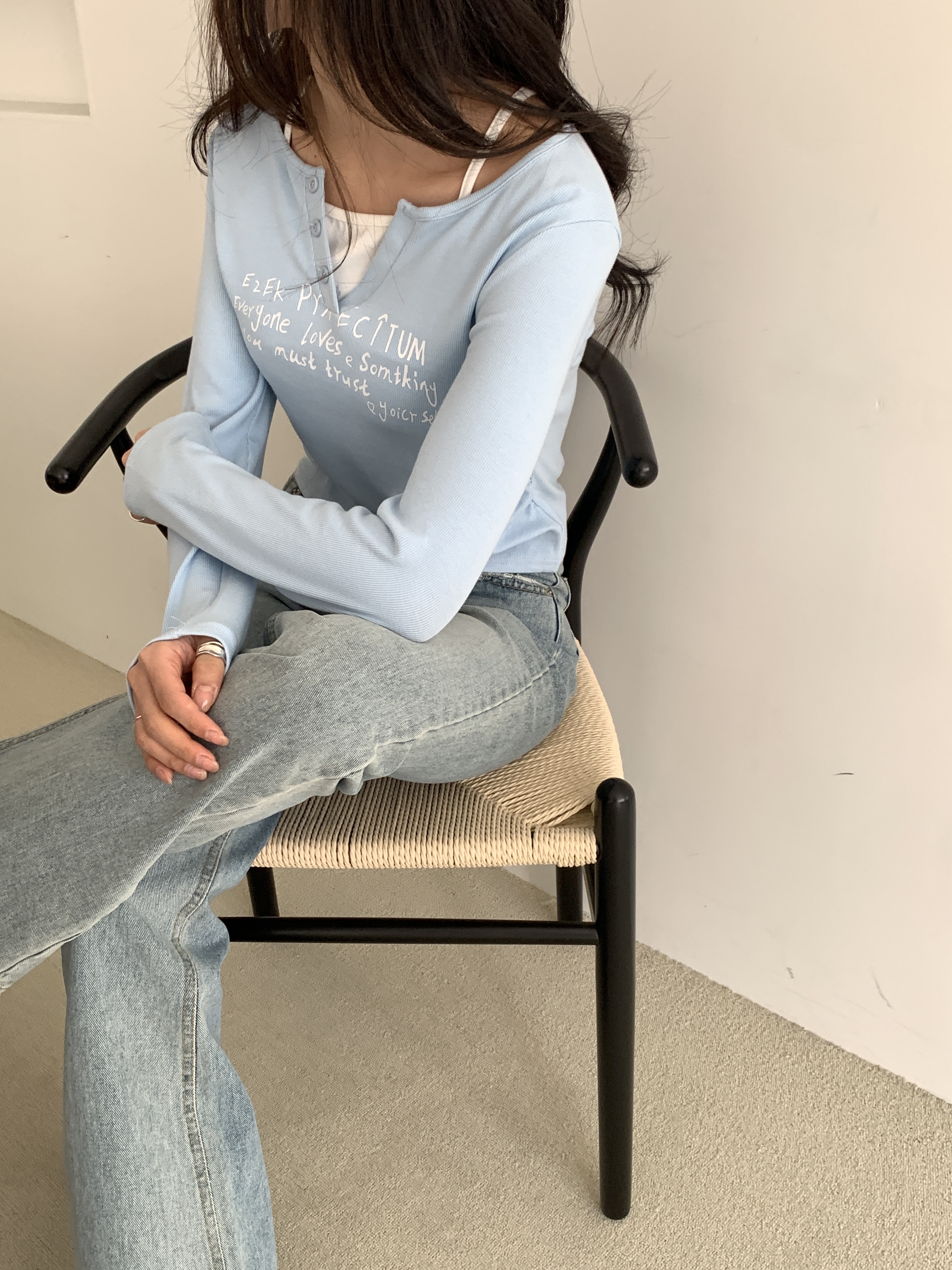 シャーリング長袖フェイクボタンセミクロップドレタリングTシャツ | 詳細画像5