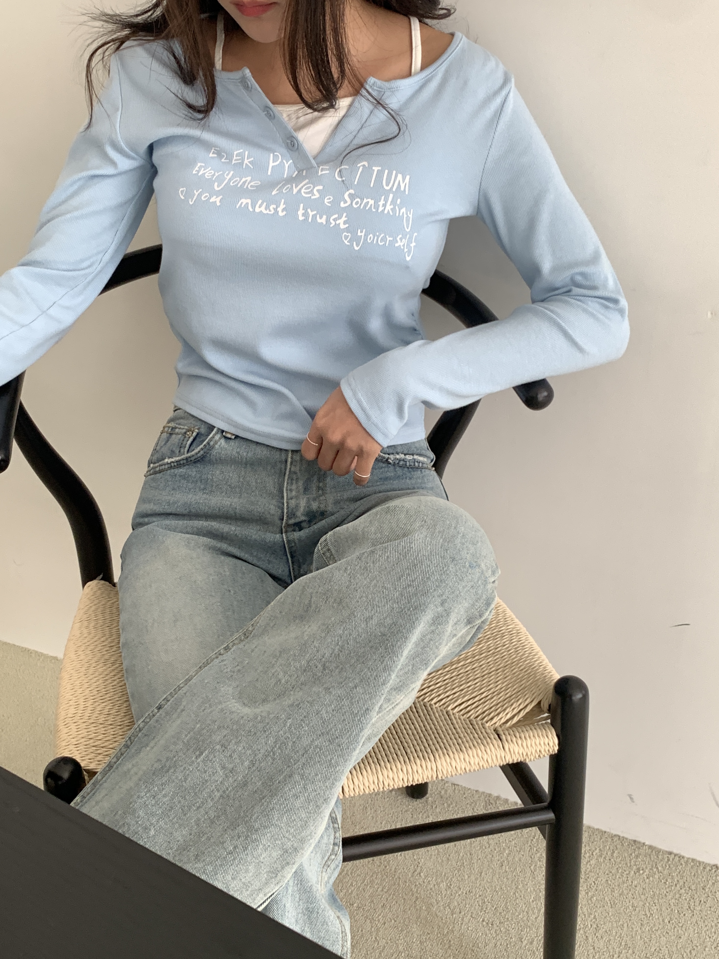 シャーリング長袖フェイクボタンセミクロップドレタリングTシャツ | 詳細画像7