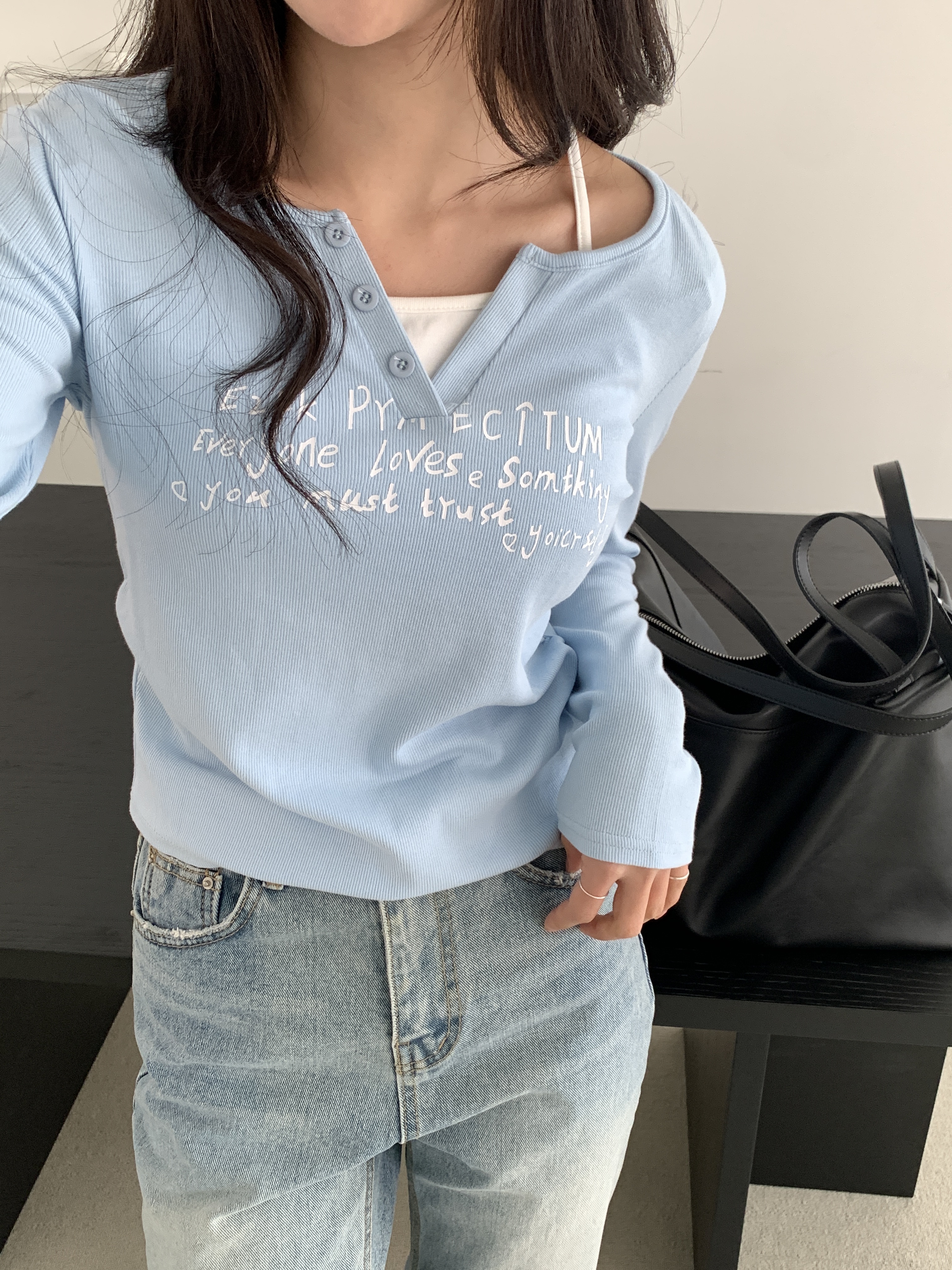 シャーリング長袖フェイクボタンセミクロップドレタリングTシャツ | 詳細画像9