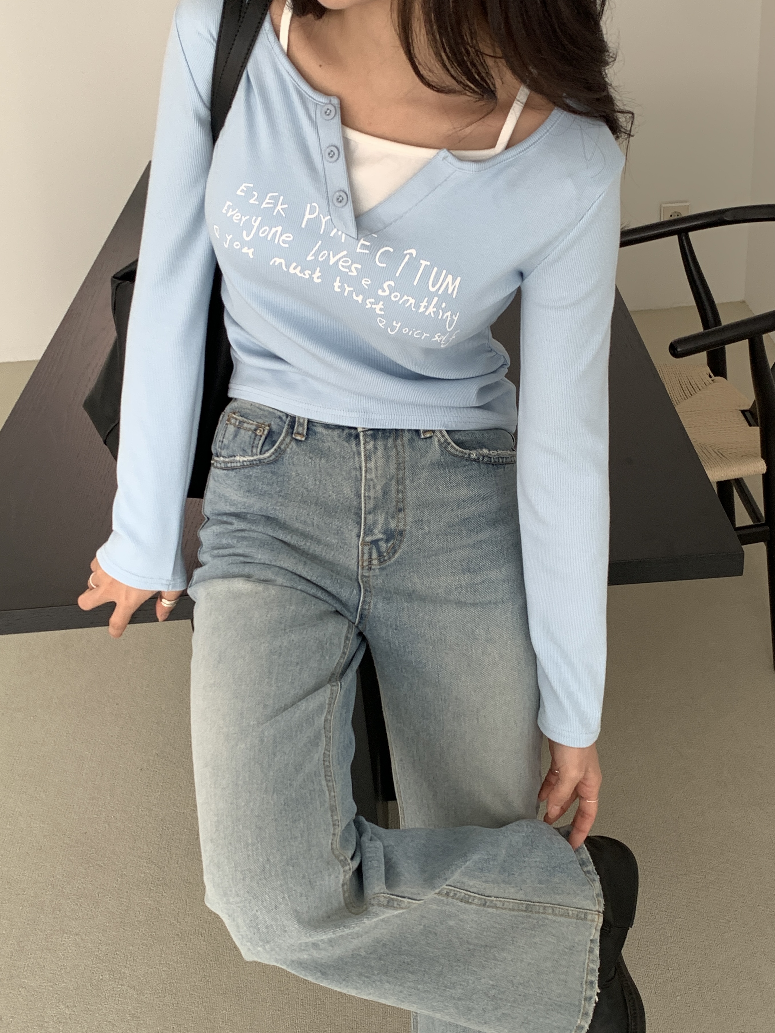 シャーリング長袖フェイクボタンセミクロップドレタリングTシャツ | 詳細画像16