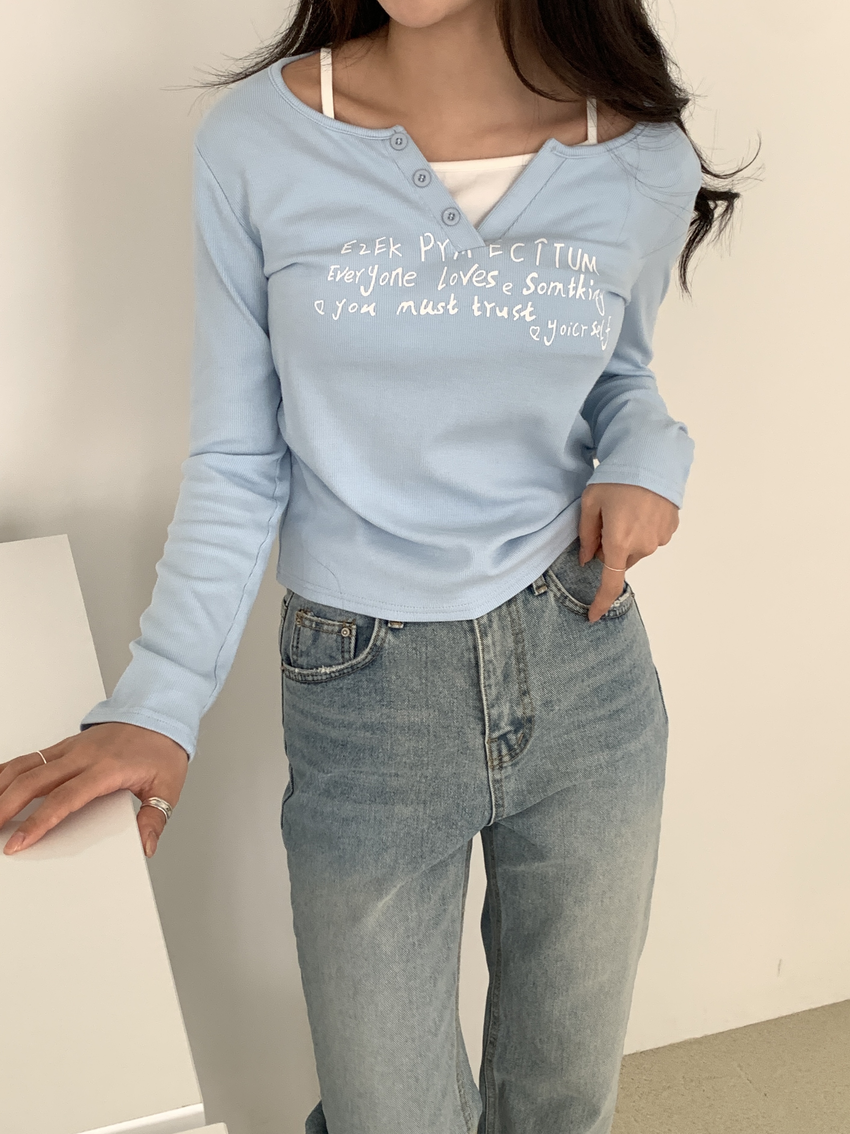 シャーリング長袖フェイクボタンセミクロップドレタリングTシャツ | 詳細画像20