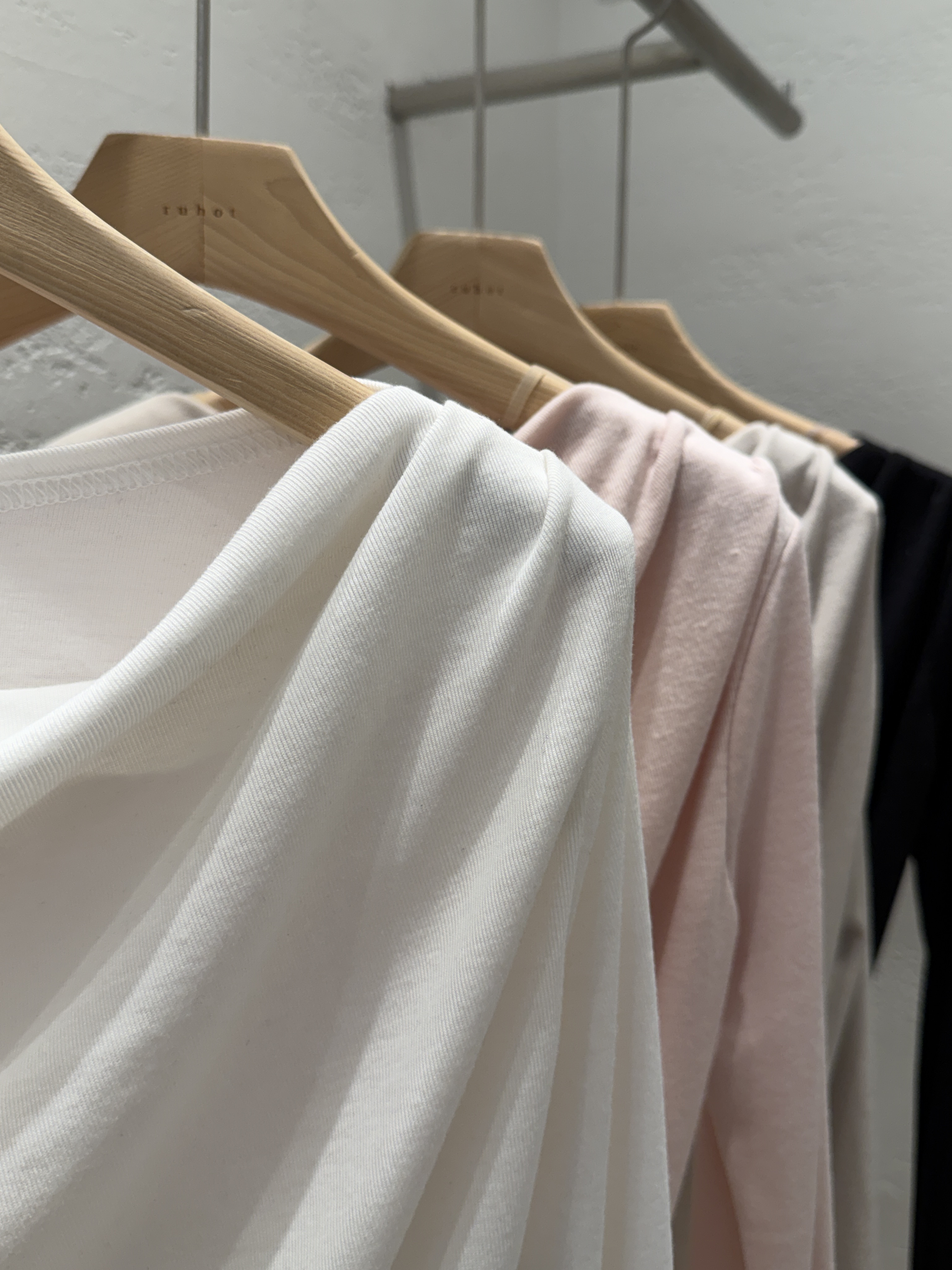 ドレープオフショルダーアンバランスネックスリム長袖ダイアゴナル無地Tシャツ | 詳細画像22