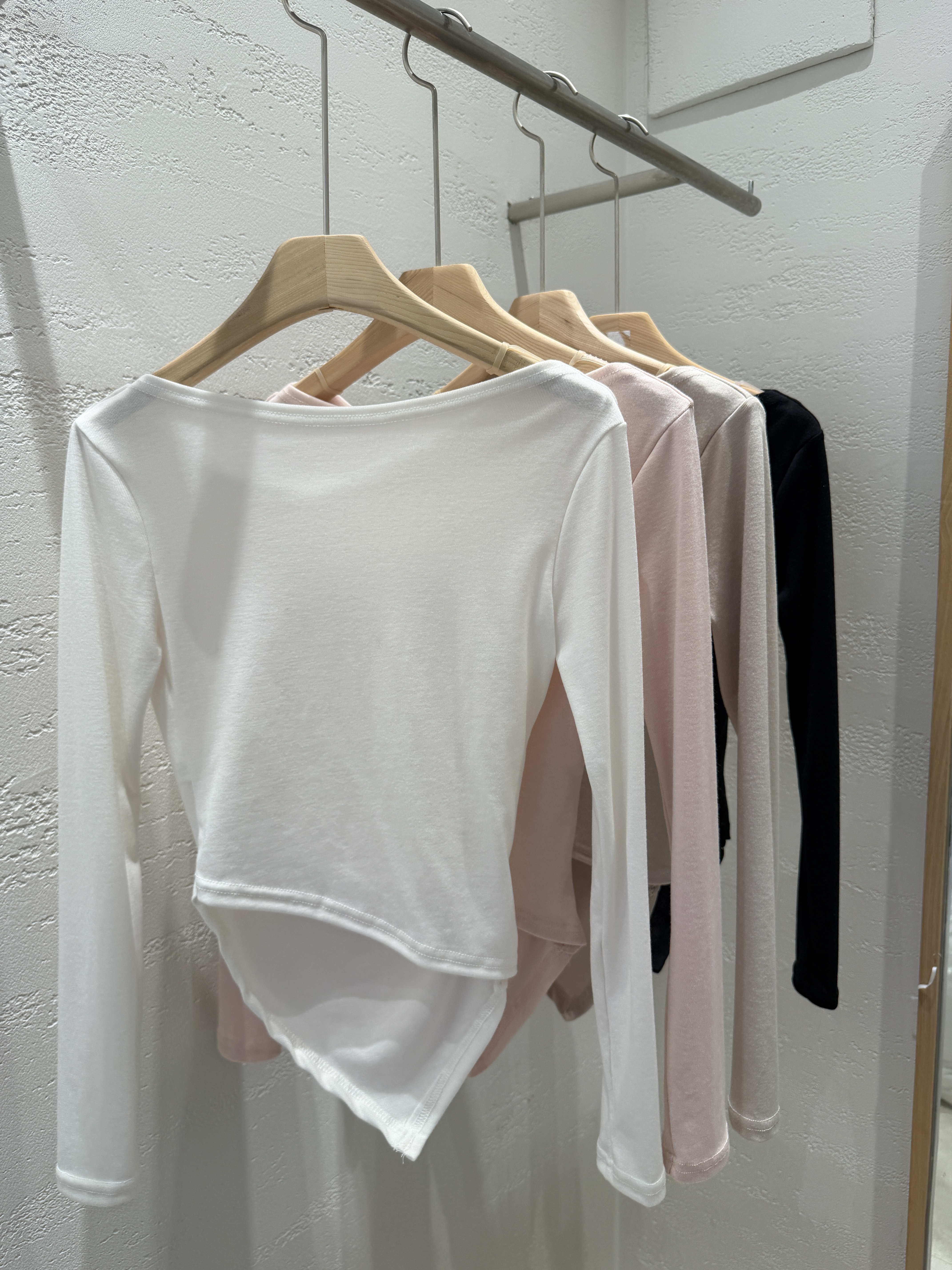 ドレープオフショルダーアンバランスネックスリム長袖ダイアゴナル無地Tシャツ | 詳細画像23