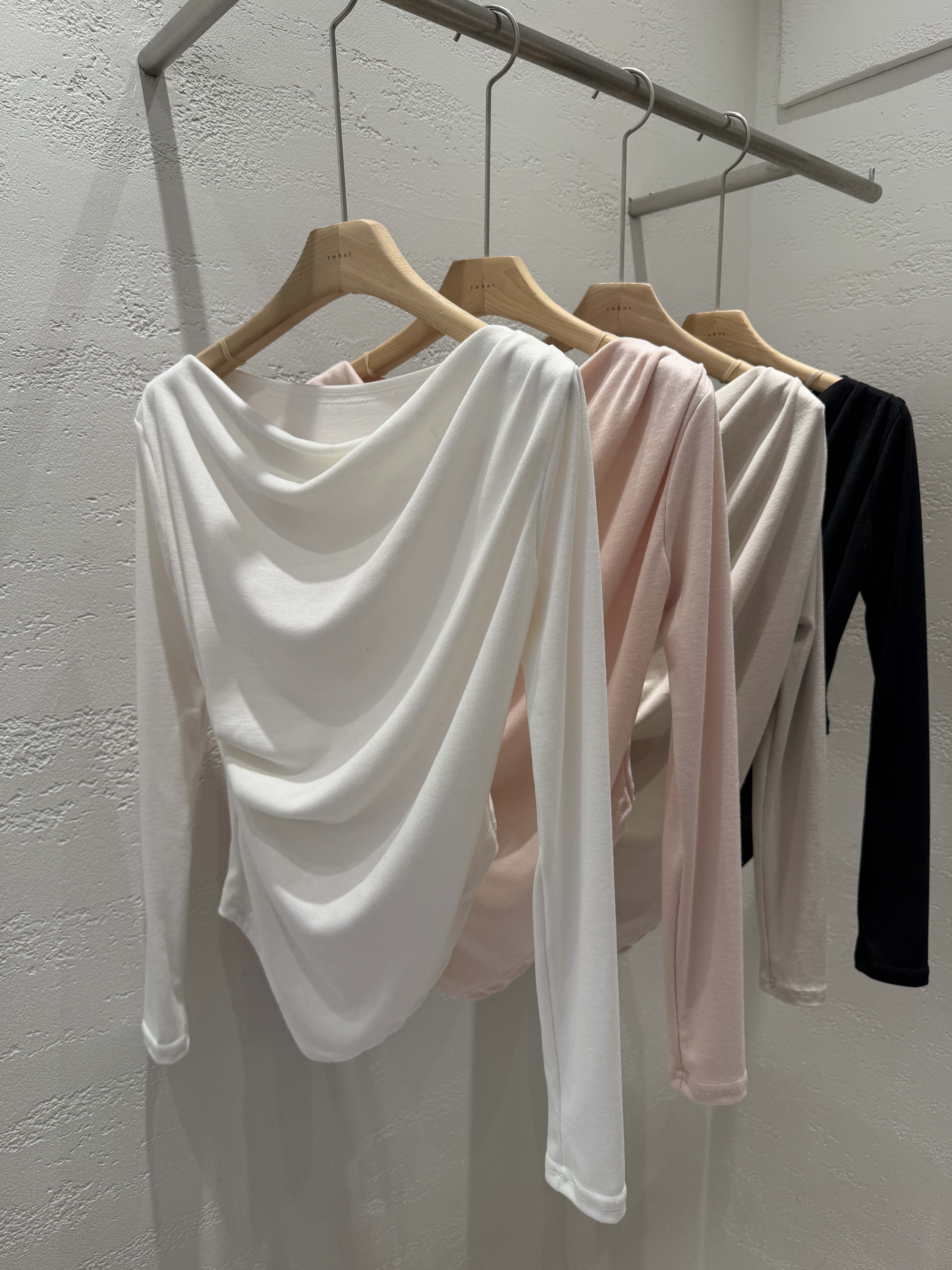 ドレープオフショルダーアンバランスネックスリム長袖ダイアゴナル無地Tシャツ | 詳細画像21