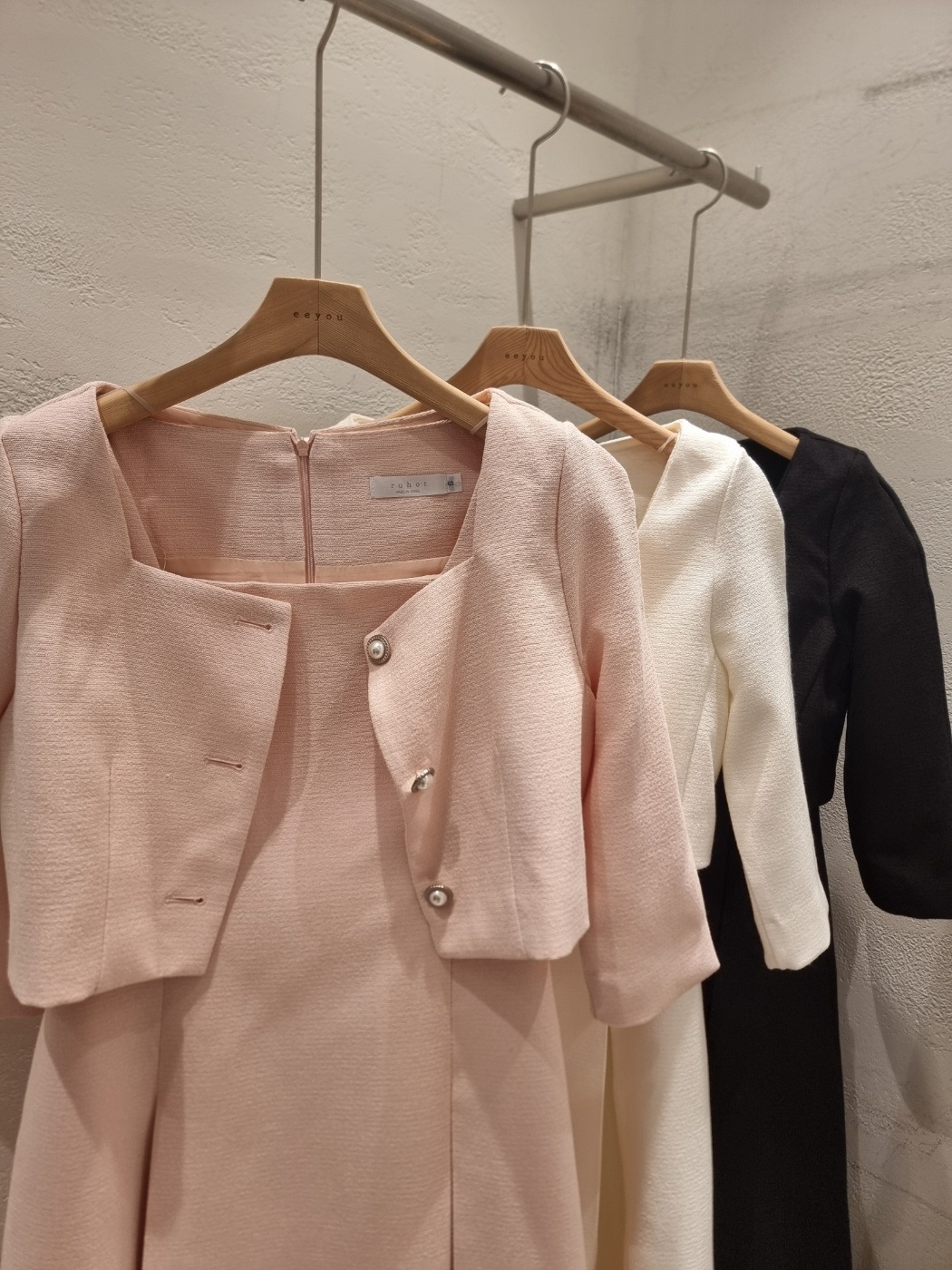 ジップアップスクエアネックピンタックパール調ボタンラインレイヤード風ロング7分袖ビジューボタンフレア無地ワンピース | 詳細画像23