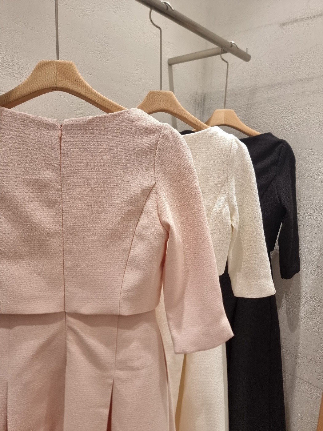 ジップアップスクエアネックピンタックパール調ボタンラインレイヤード風ロング7分袖ビジューボタンフレア無地ワンピース | 詳細画像25