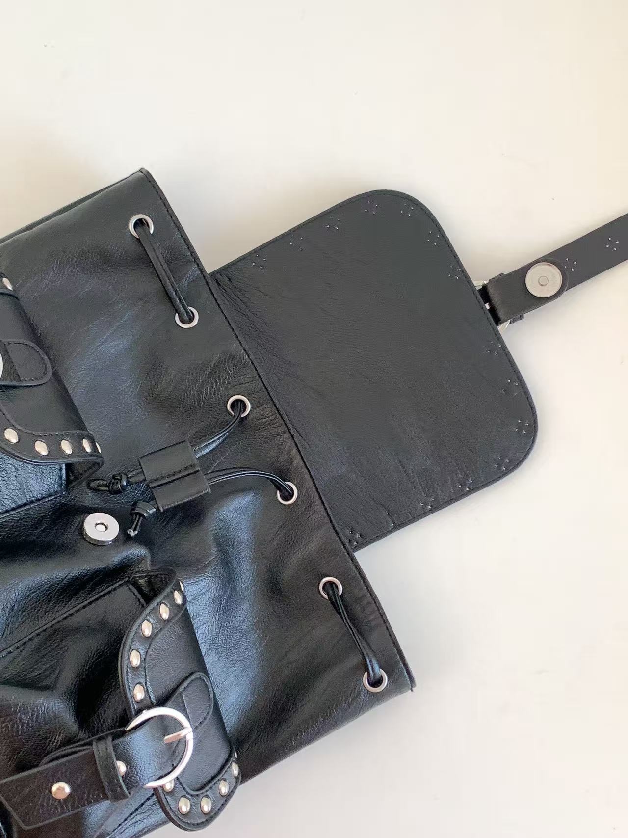 レザー調バックルドローストリングポケットスタッズマグネットボタンバックパック | 詳細画像16