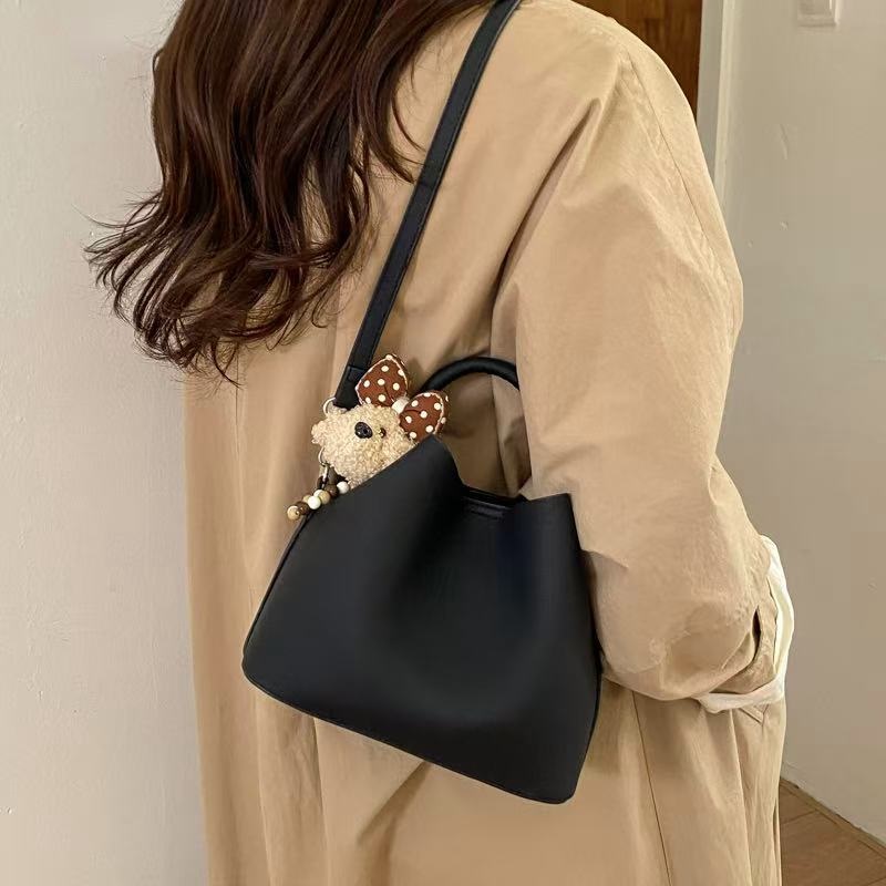 レザー調トートバッグショルダーバッグストラップ付ポーチ付 | 詳細画像2