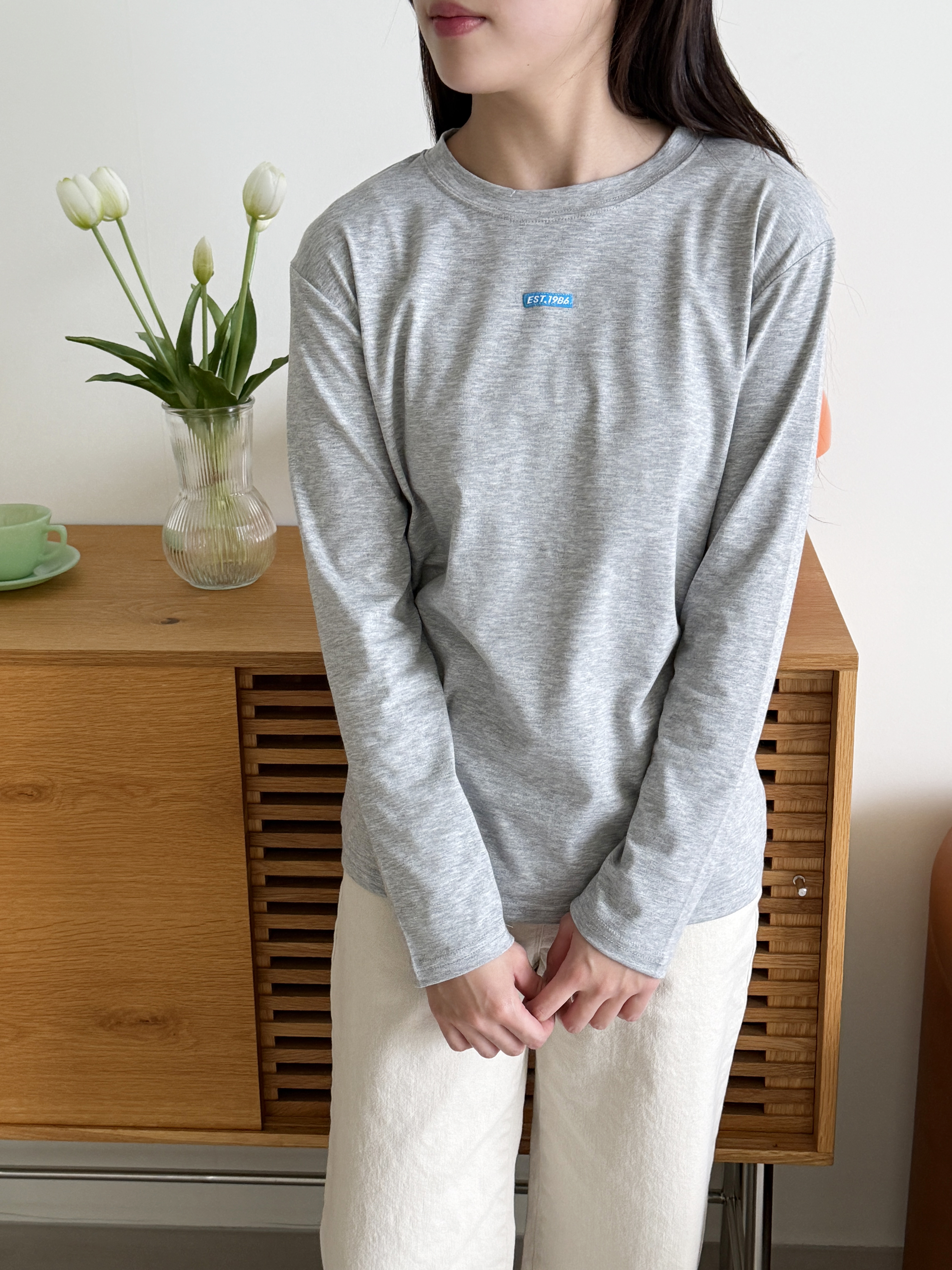 コットンラウンドネックベーシック長袖ロゴTシャツ | 詳細画像4