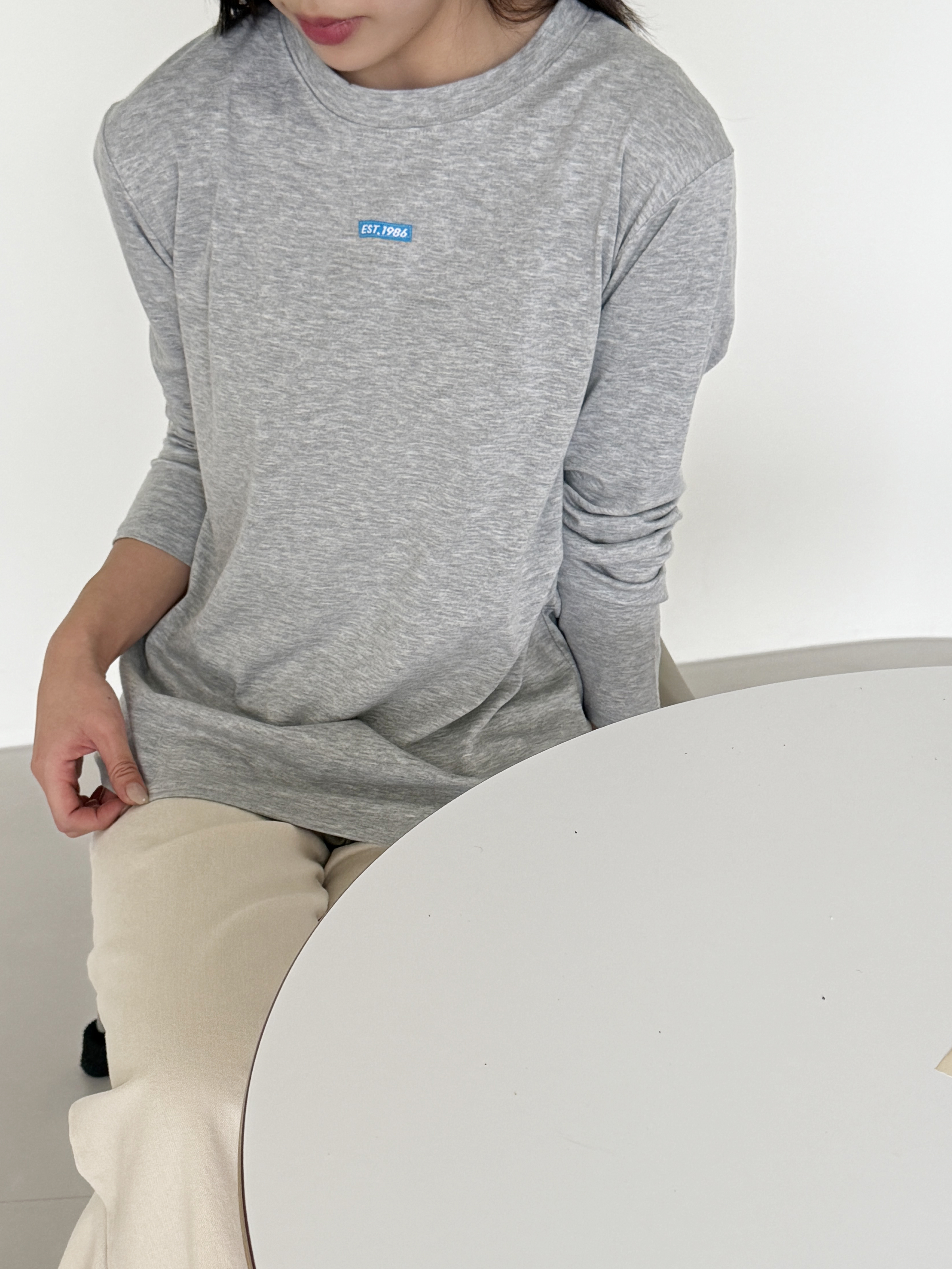 コットンラウンドネックベーシック長袖ロゴTシャツ | 詳細画像6