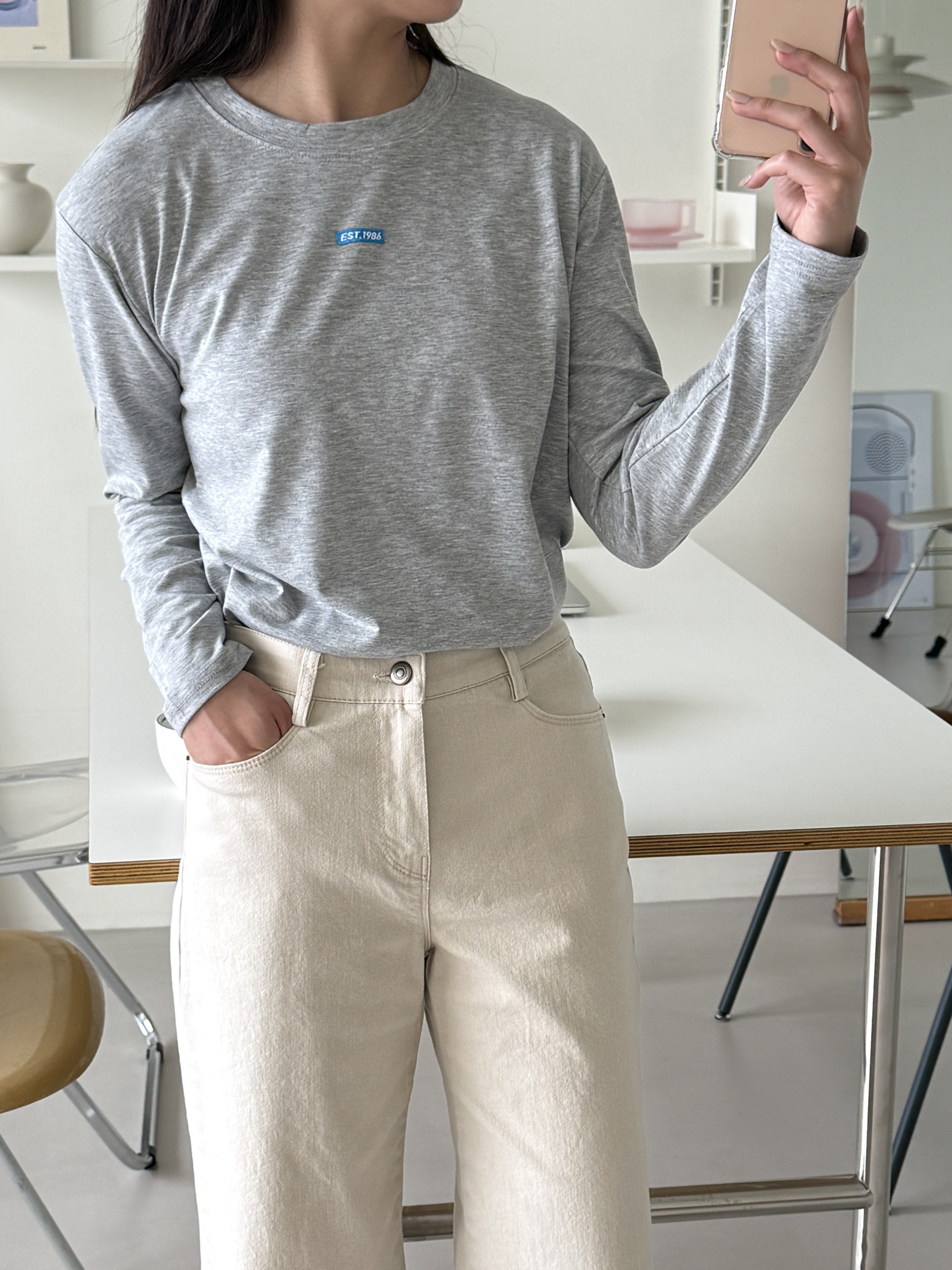 コットンラウンドネックベーシック長袖ロゴTシャツ | 詳細画像10