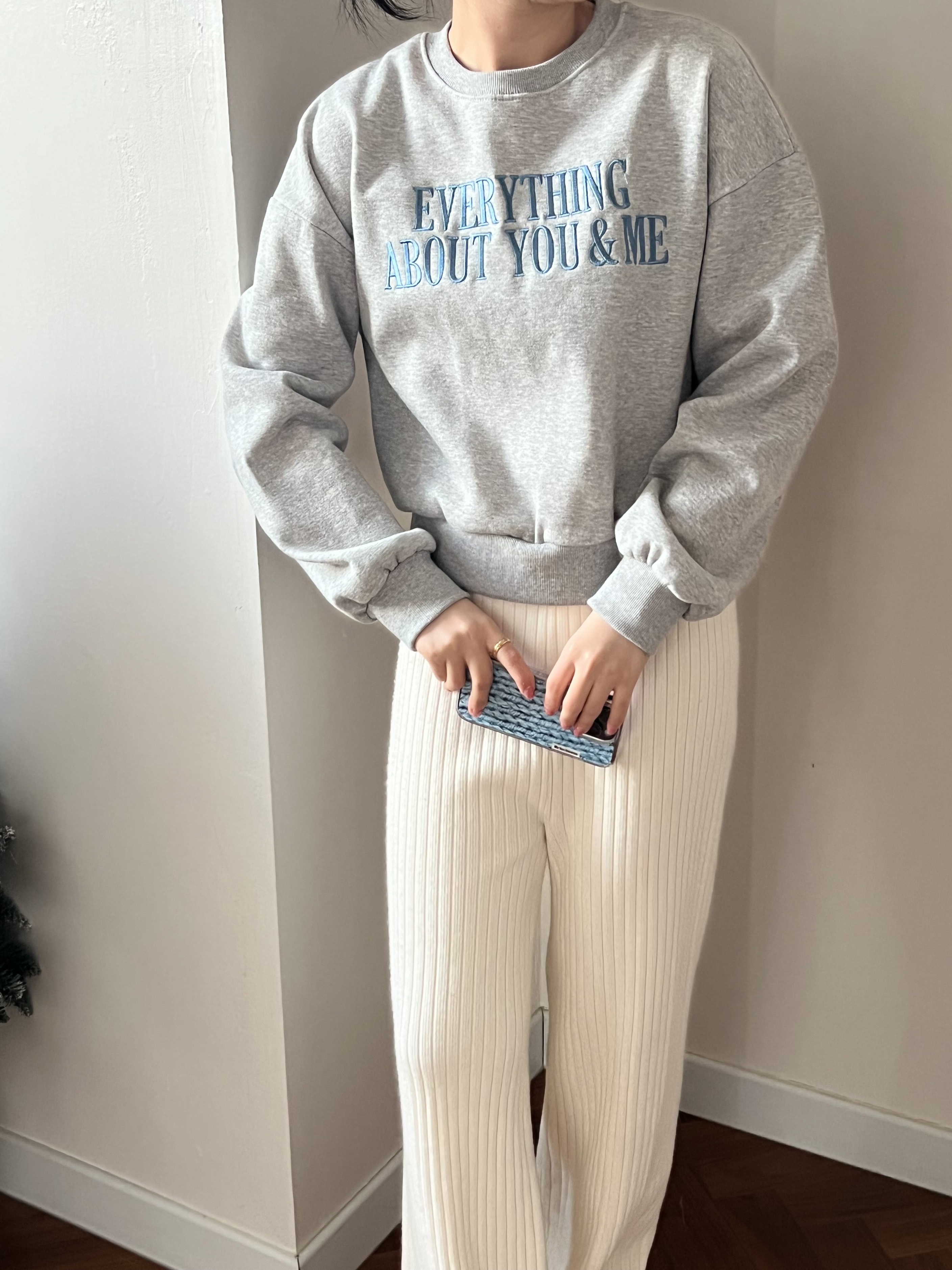 ラウンドネックベーシック長袖刺繍ロゴスウェット | 詳細画像4