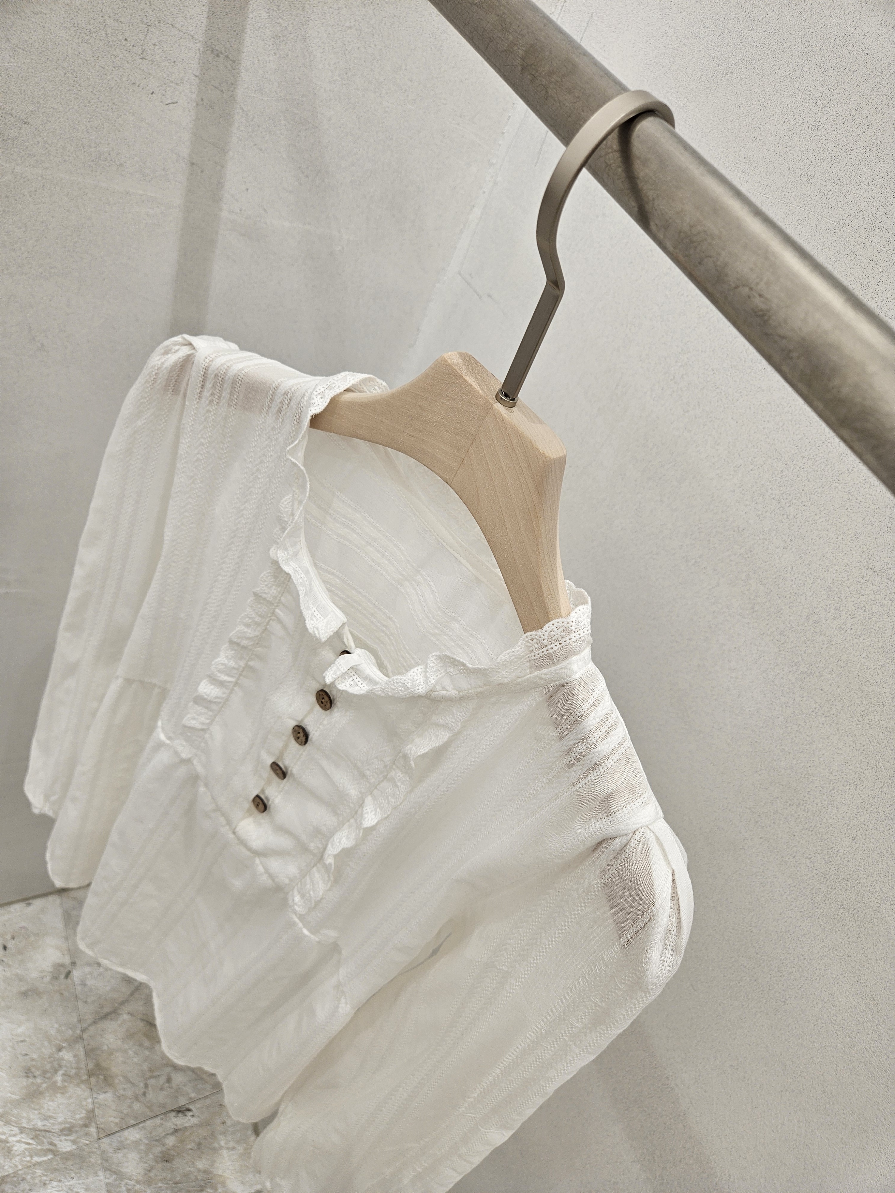 レースコットンボタンパフスリーブ長袖フリル ネックブラウス | 詳細画像10