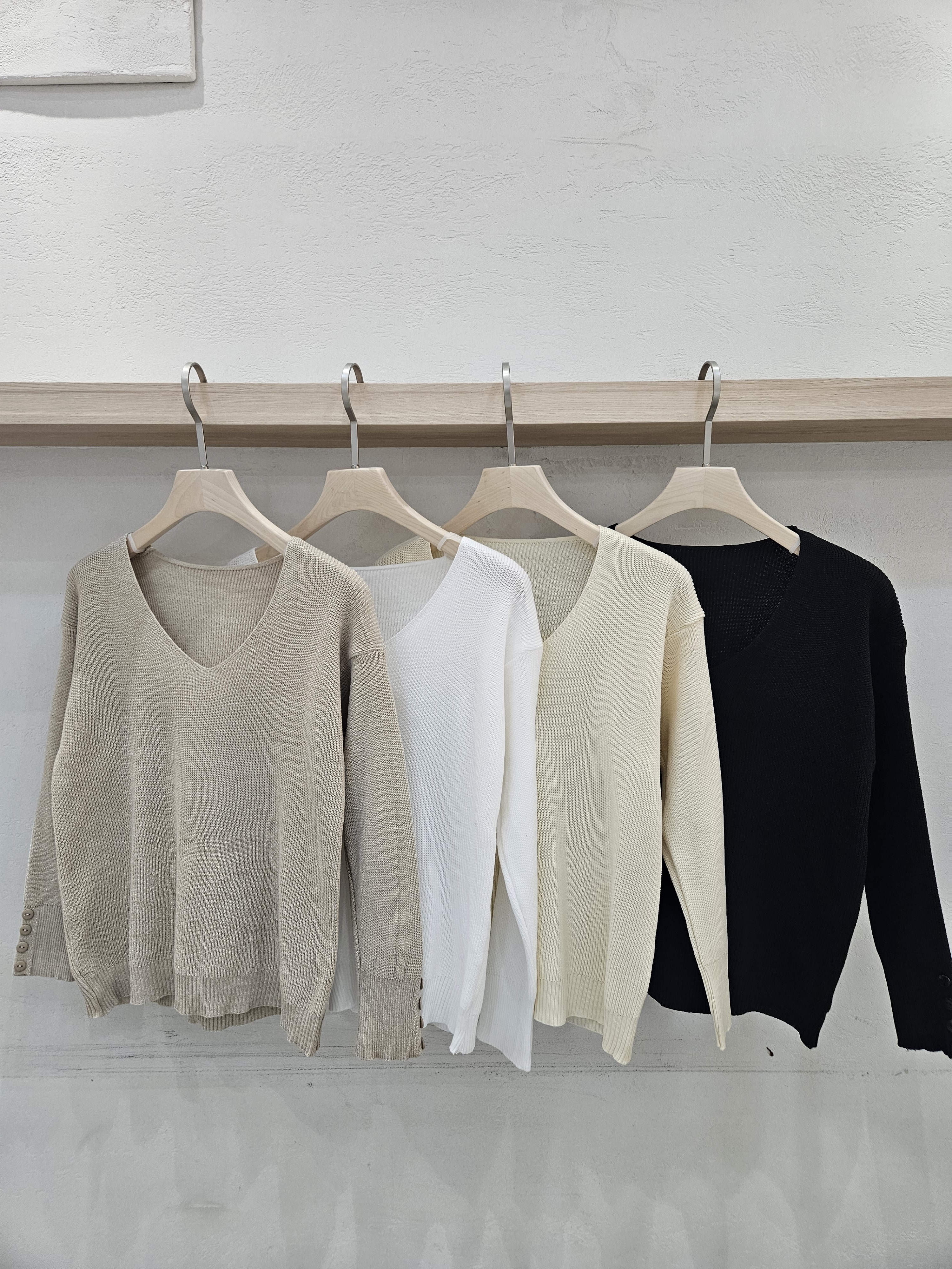 Vネック長袖ボタンスリーブニット | 詳細画像2