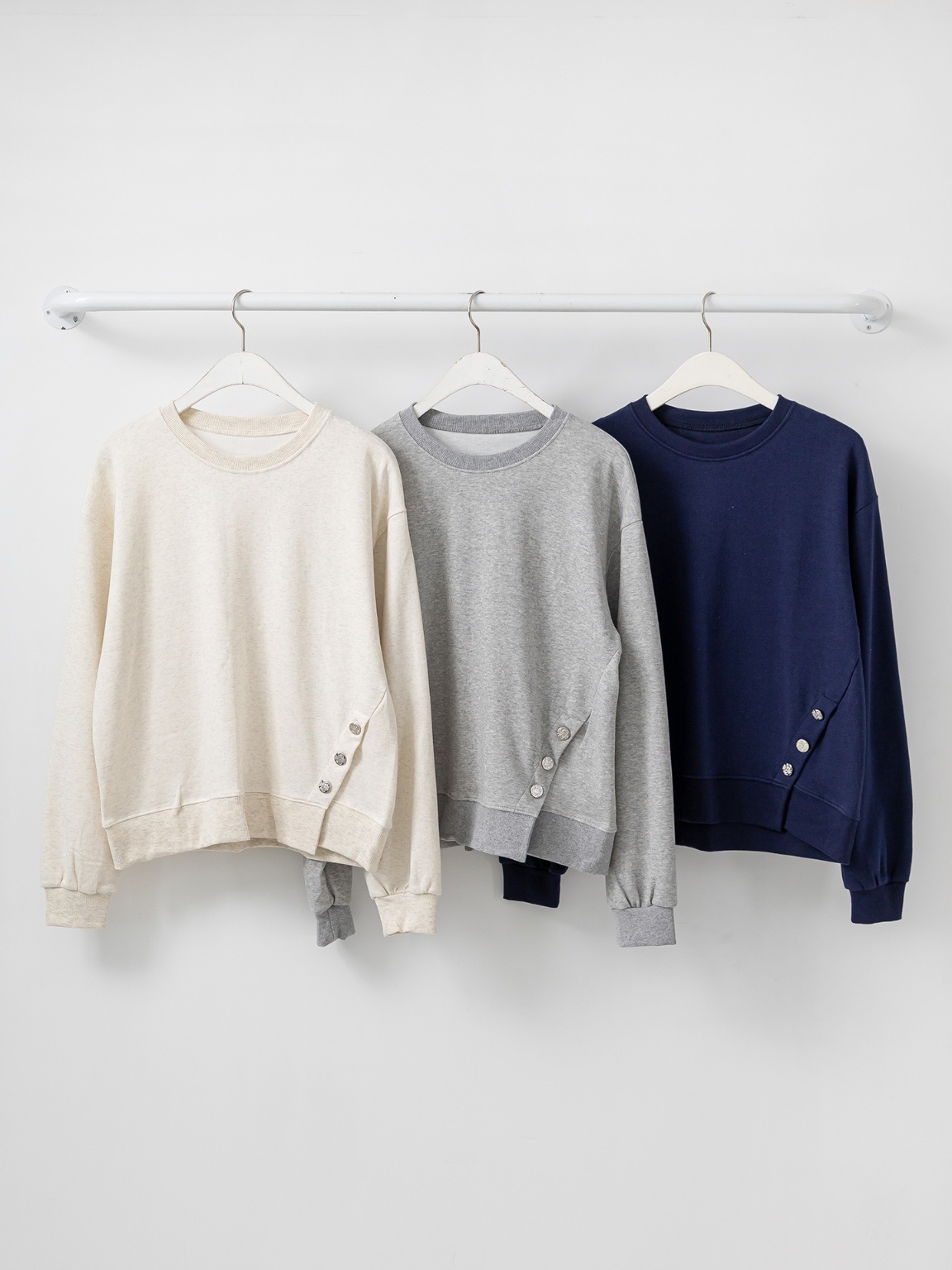 ラウンドネック長袖ダイアゴナルボタンスウェット | 詳細画像17