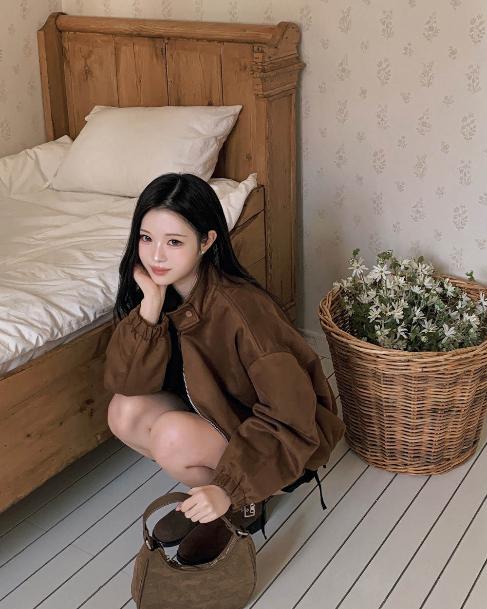 レザー調ゴムショートセミクロップドハイネックボタンジップアップ