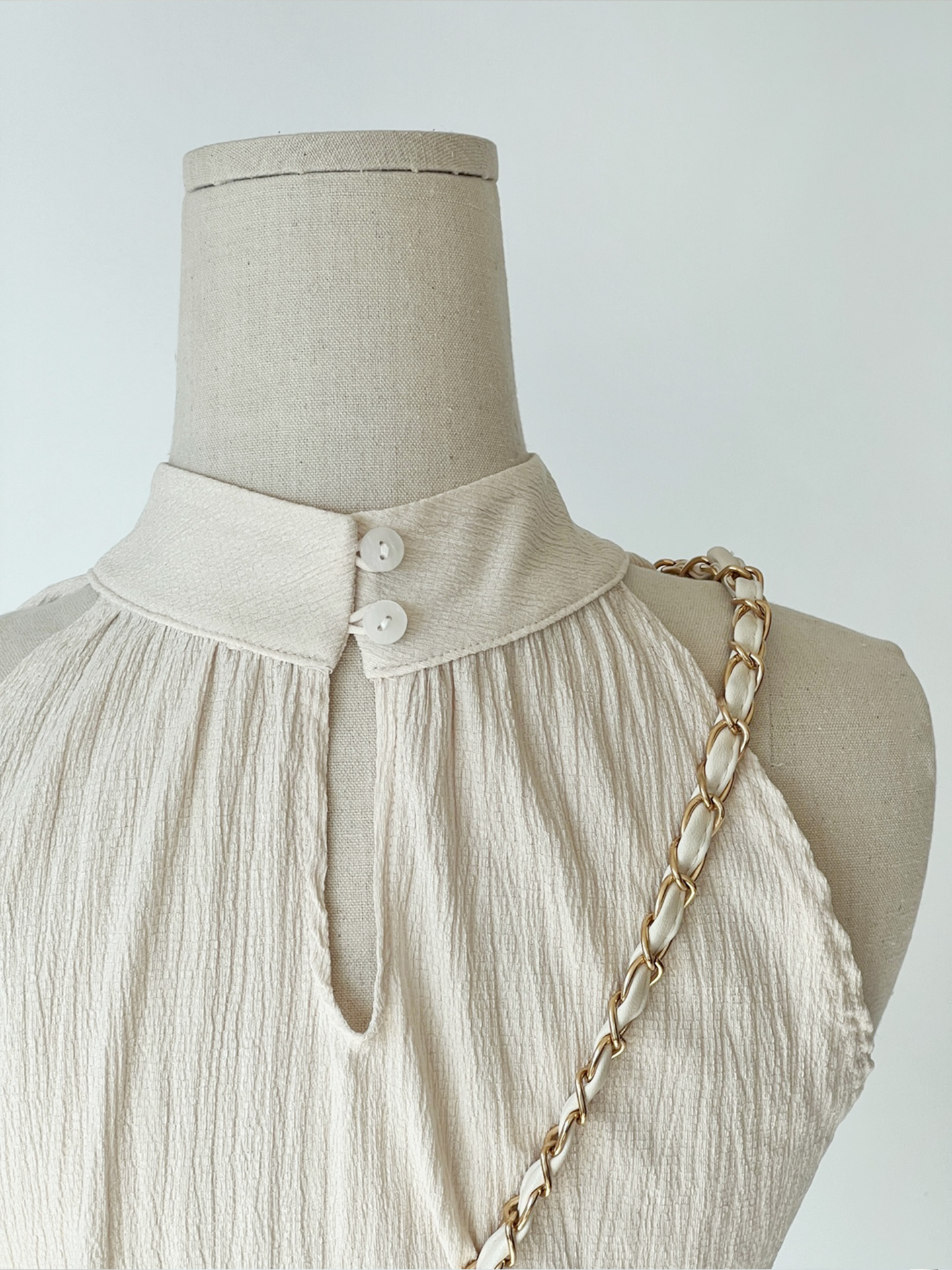 ホルターネックリンクル後ボタン無地ノースリブラウス | 詳細画像11