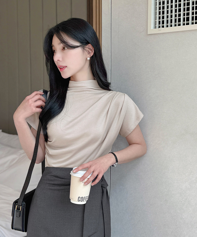 ハーフネックフレンチスリーブスリムギャザーTシャツ | レディース