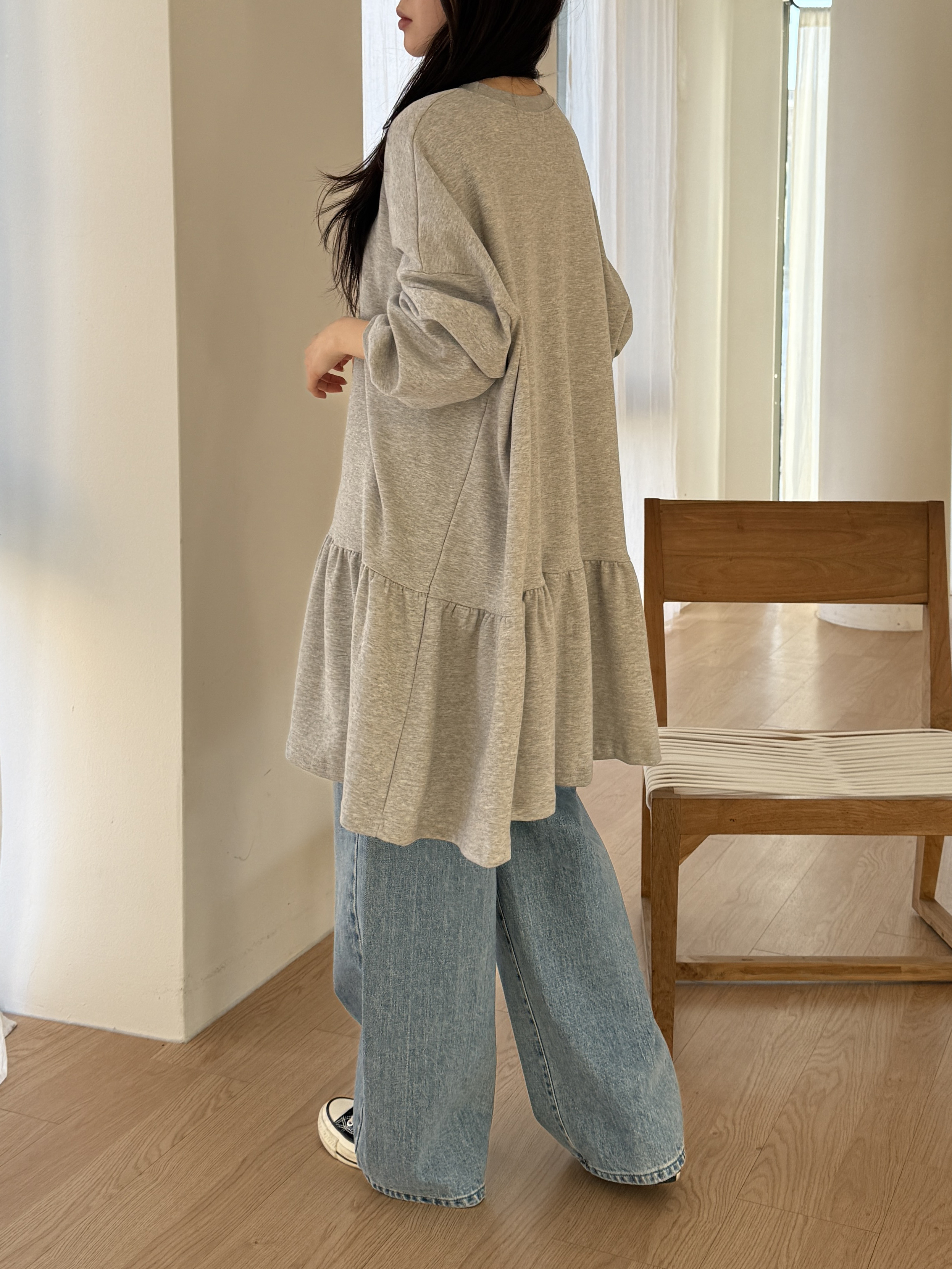 ラウンドネックフリル長袖ミディワンピーストレーニング | 詳細画像8