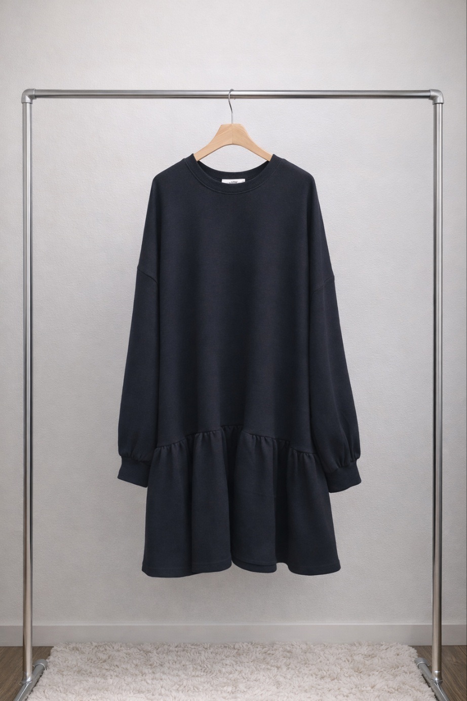 ラウンドネックフリル長袖ミディワンピーストレーニング | 詳細画像13