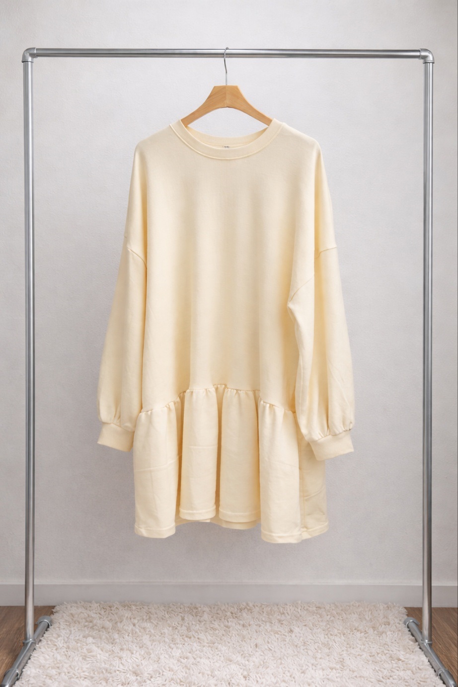 ラウンドネックフリル長袖ミディワンピーストレーニング | 詳細画像14