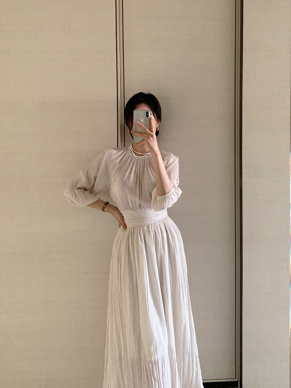 LOHENローヘン/ヨークネックバックギャザーワンピース/ホワイト ジップアップラウンドネックロング長袖ギャザーワンピース