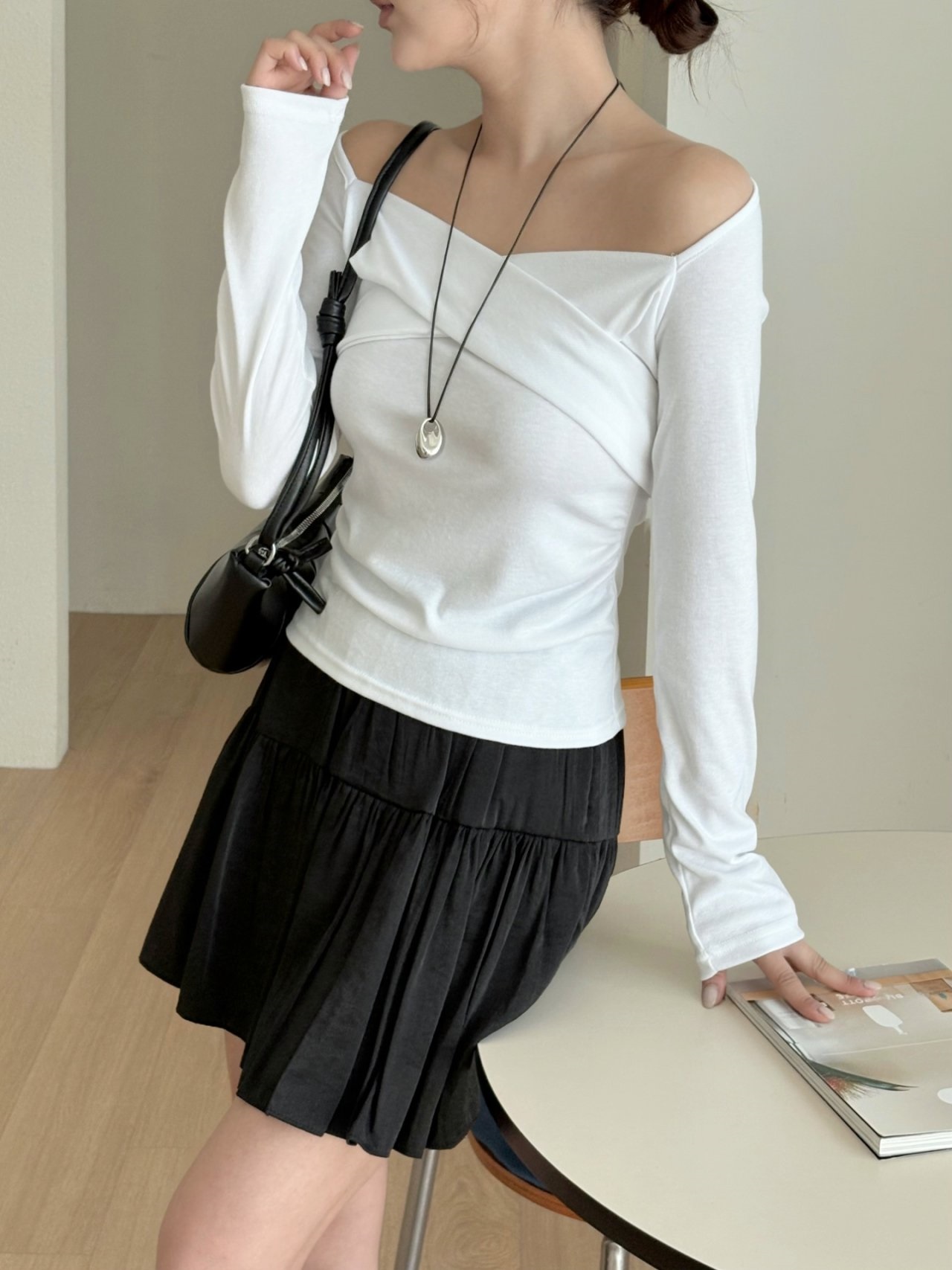 オフショルダーシャーリング長袖Tシャツ | 詳細画像4