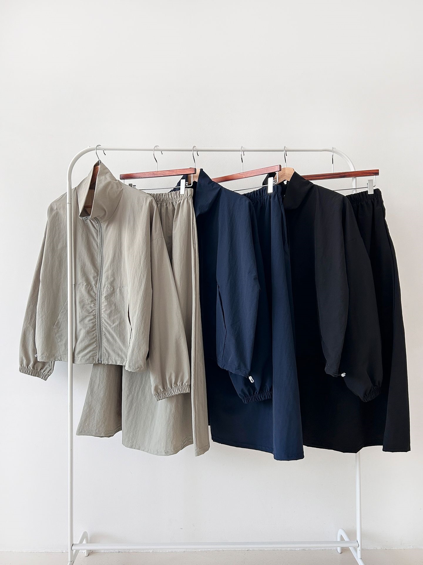 ナイロンジップアップポケットウエストゴムドローコードロング長袖Aラインカンガルーポケットセットアップスカートジャンパー | 詳細画像2