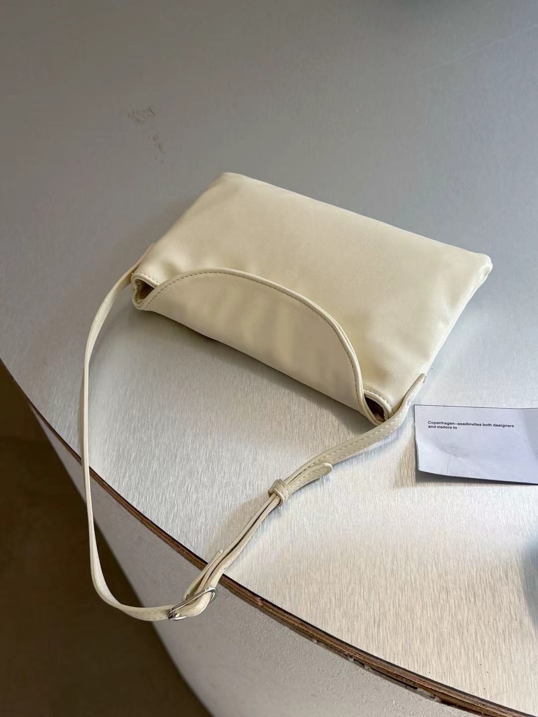 レザー調ジップアップバックルポケットループマグネットボタン無地ショルダーバッグ | 詳細画像8