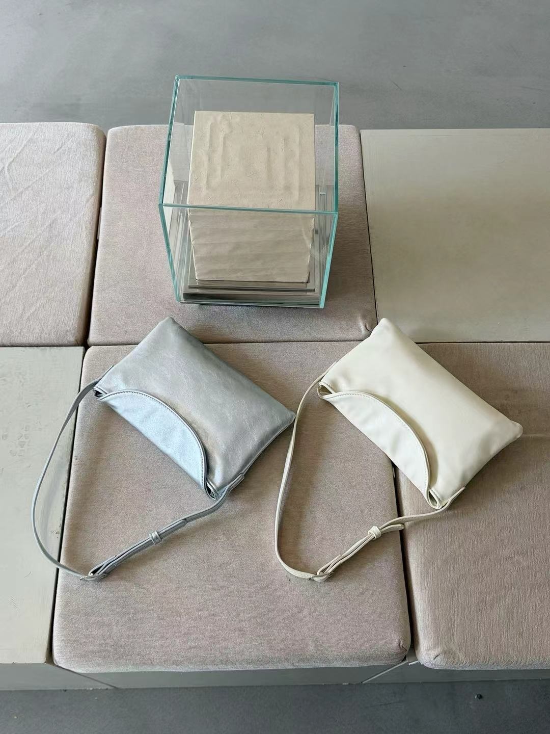 レザー調ジップアップバックルポケットループマグネットボタン無地ショルダーバッグ | 詳細画像16