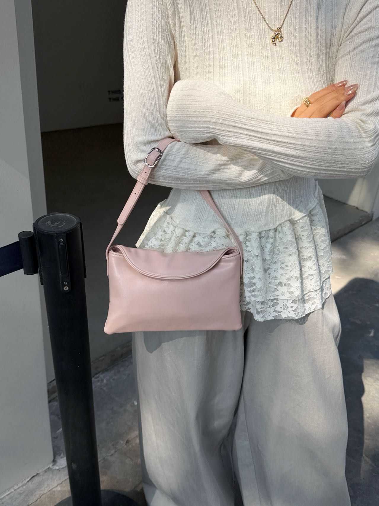 レザー調ジップアップバックルポケットループマグネットボタン無地ショルダーバッグ | 詳細画像3