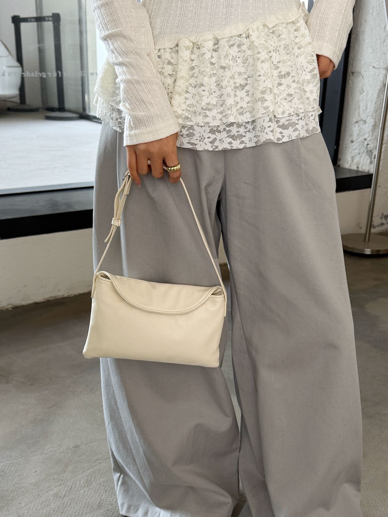 レザー調ジップアップバックルポケットループマグネットボタン無地ショルダーバッグ | 詳細画像4