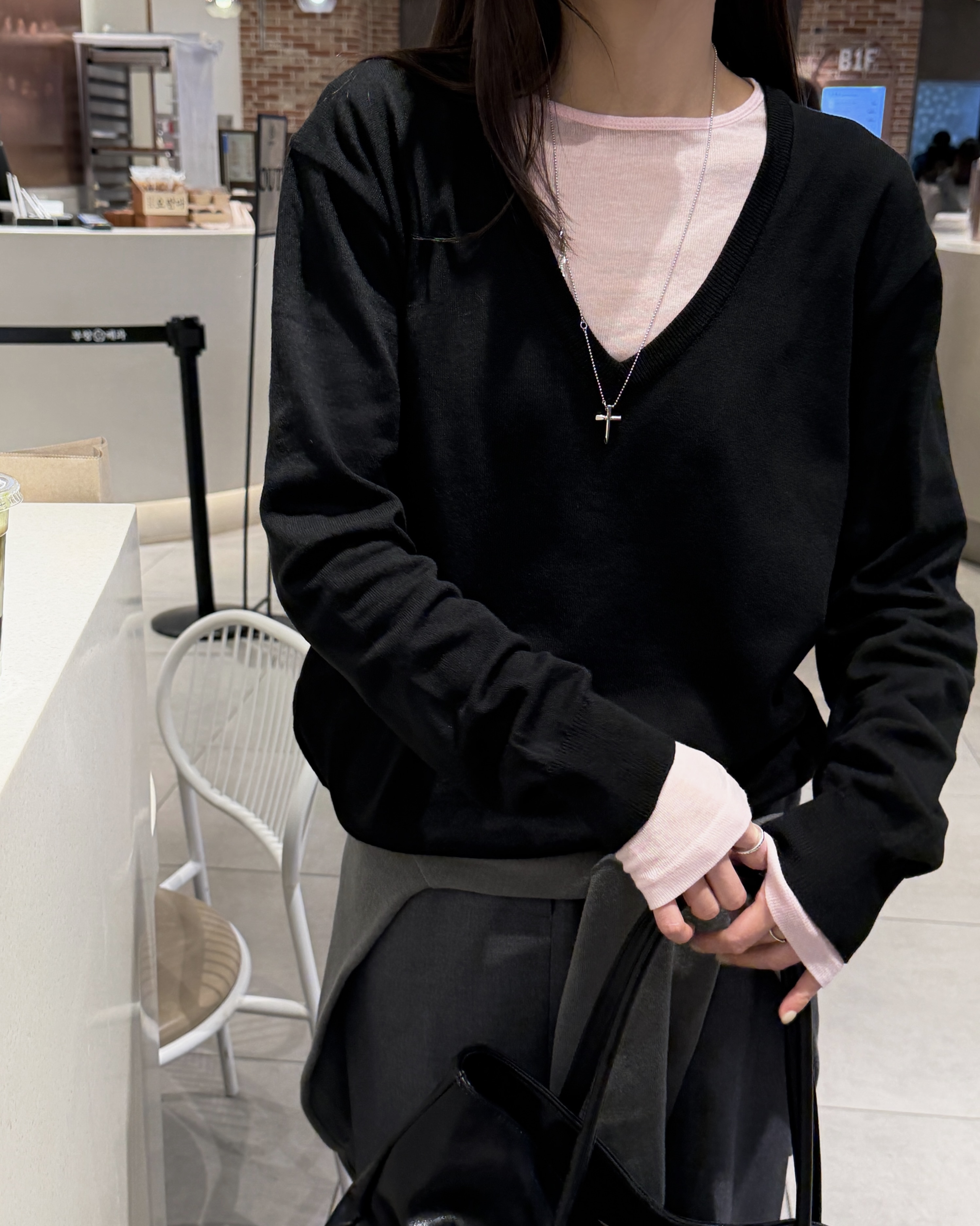 Vネックルーズ長袖無地ニット | 詳細画像2