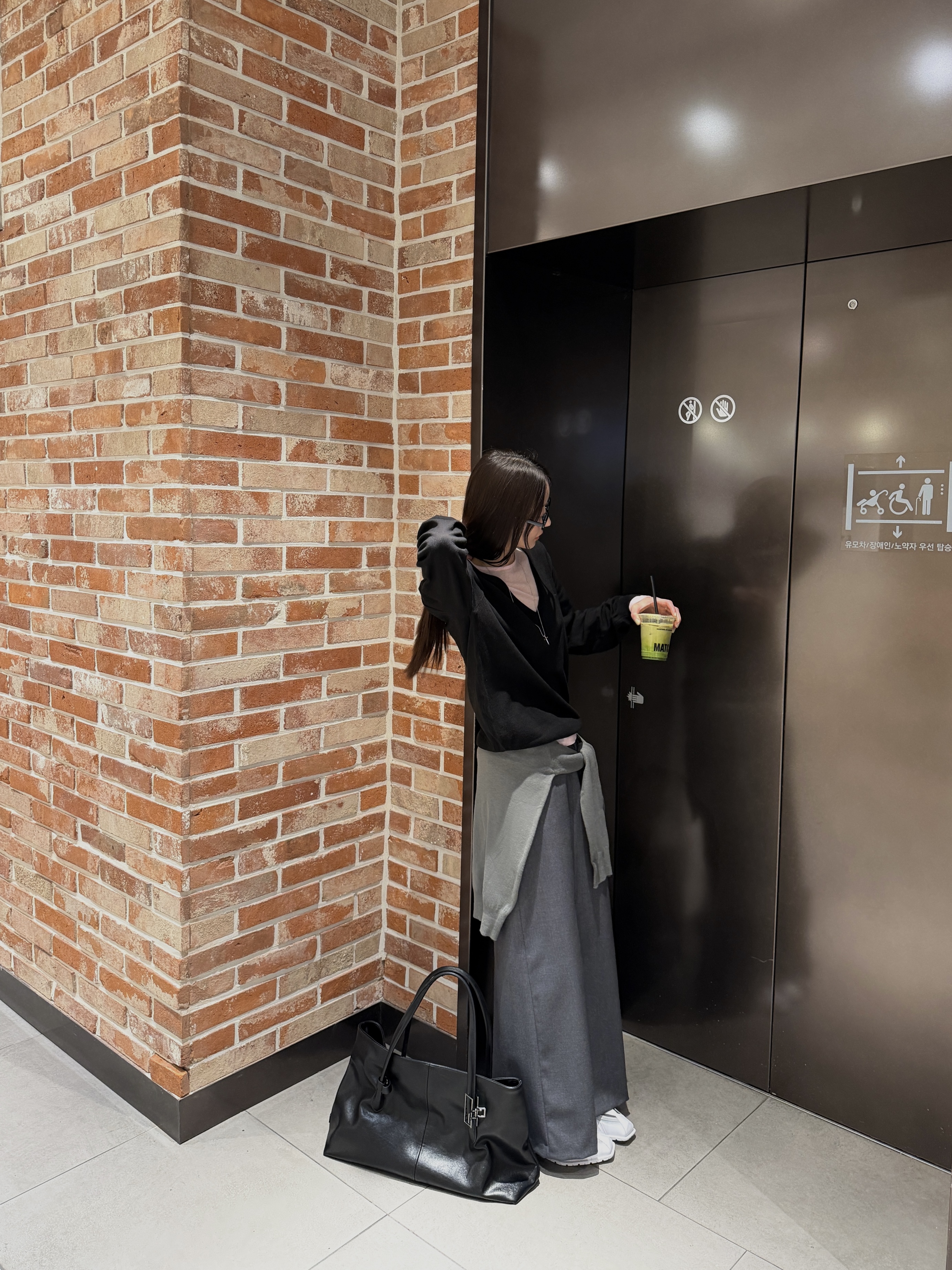 Vネックルーズ長袖無地ニット | 詳細画像10