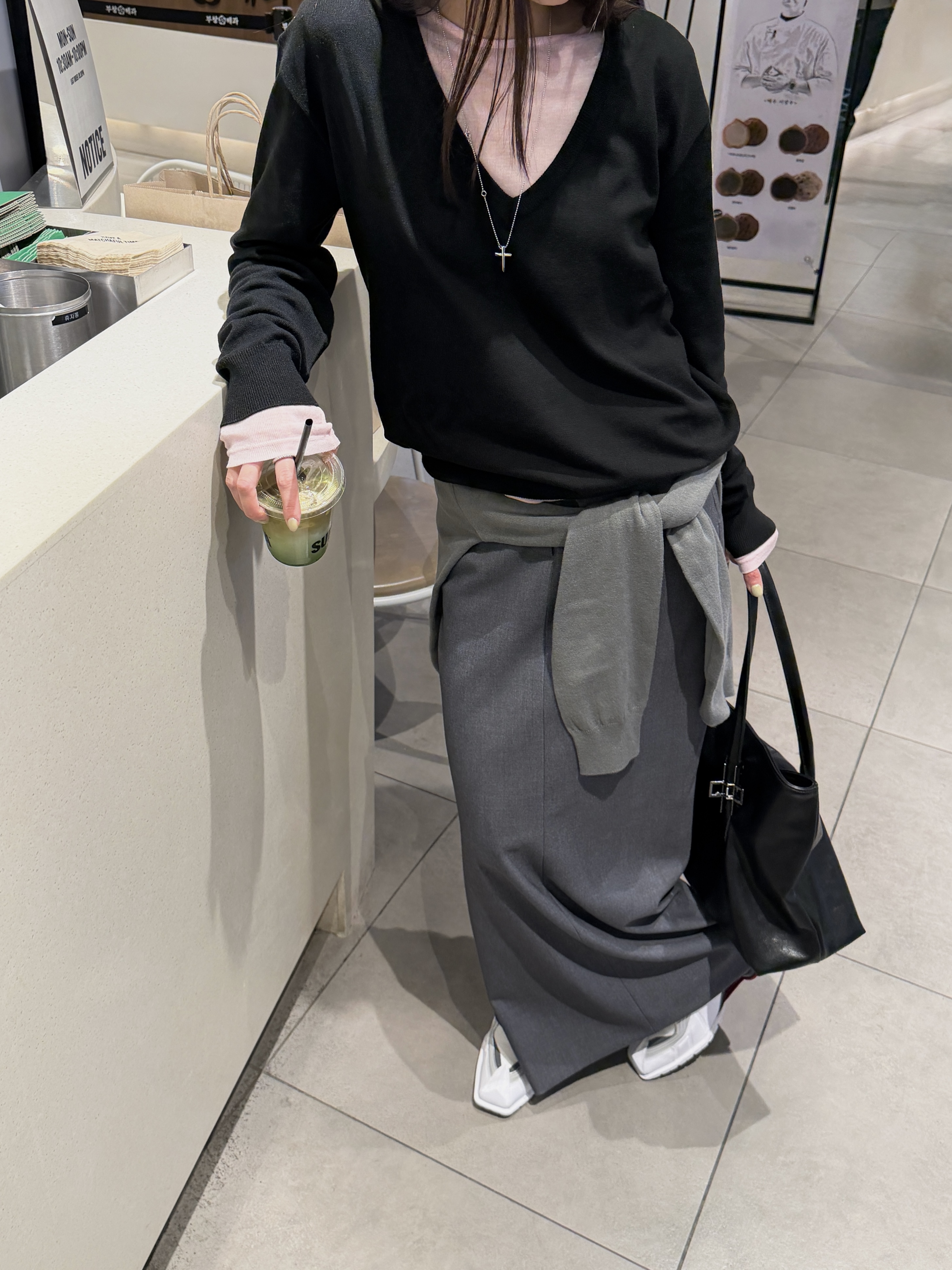 Vネックルーズ長袖無地ニット | 詳細画像9