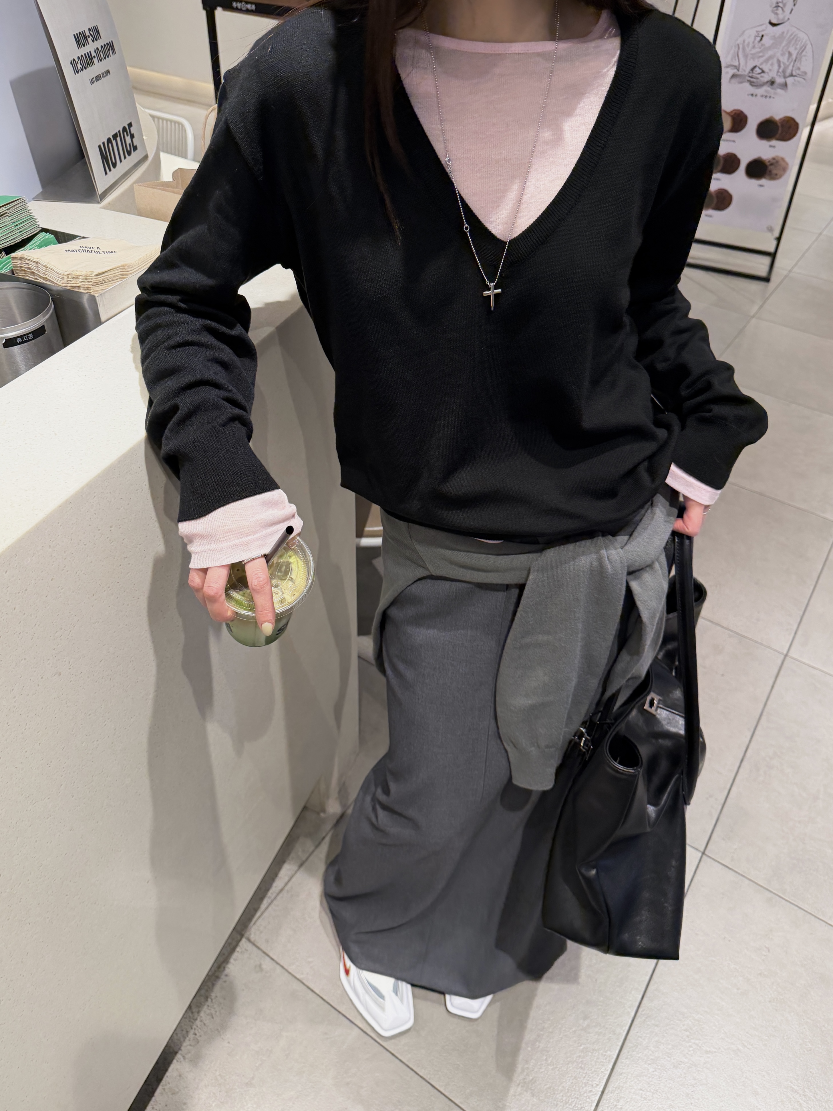 Vネックルーズ長袖無地ニット | 詳細画像7